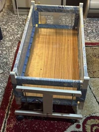 سرير طفل مستخدم (كاروك ) سعره 20الف بدون توصيل وبدون تنزيل بالسعر 0778...