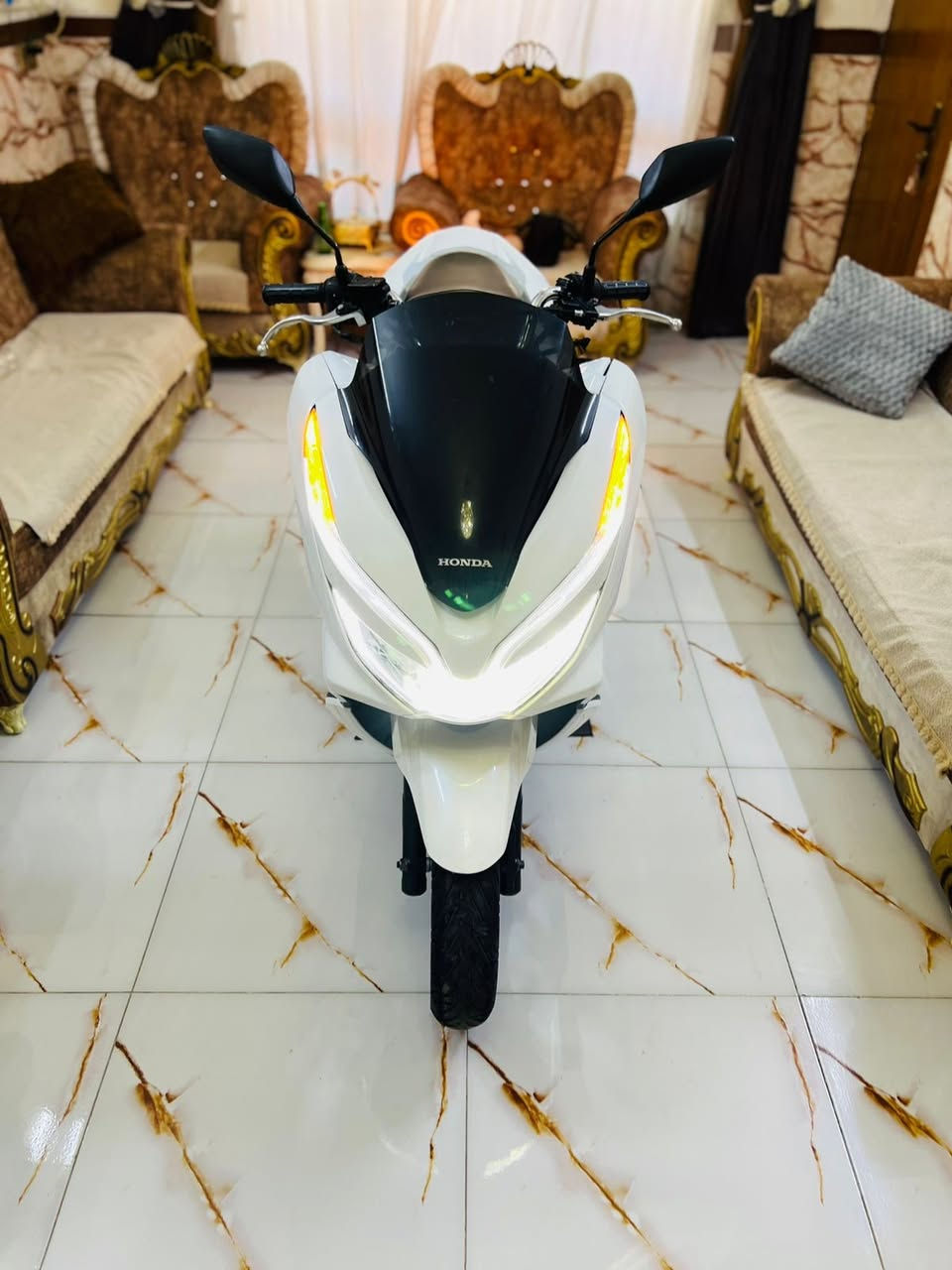 السلام عليكم دراجه PCX ياباني الجيل الثالث للبيع مكينه 150 حساس ازدحام بصمة دكمتين ياباني الاصلي دراجه مكفولة كفاله عامه مال جناي مكينه برغي ممفتوح بيه شلعه معدل فول ماشي 1000 حقيقي السعر مليون 950 بيه مجال بسيط عنواني بغداد للاستفسار ***********
