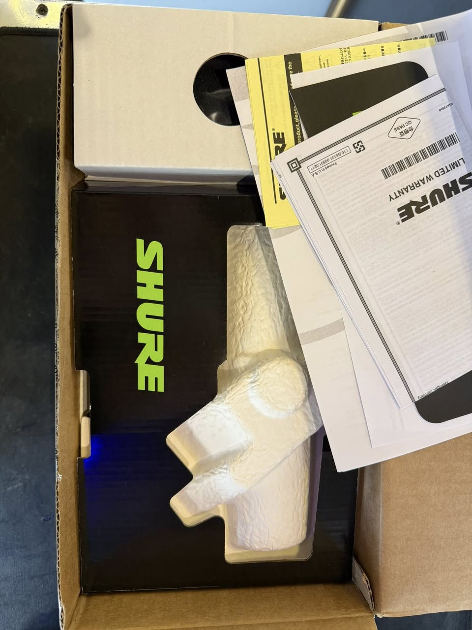 مايك شور للبيع موديل sm7B 
اخو جديد مستخدم شيء بسيط باقي ٧ شهور ضمان 
مع ستاند بودكاست هدية 🎁 سعر مناسب جدا 

متوفر خدمة توصيل 🚚 
***********
