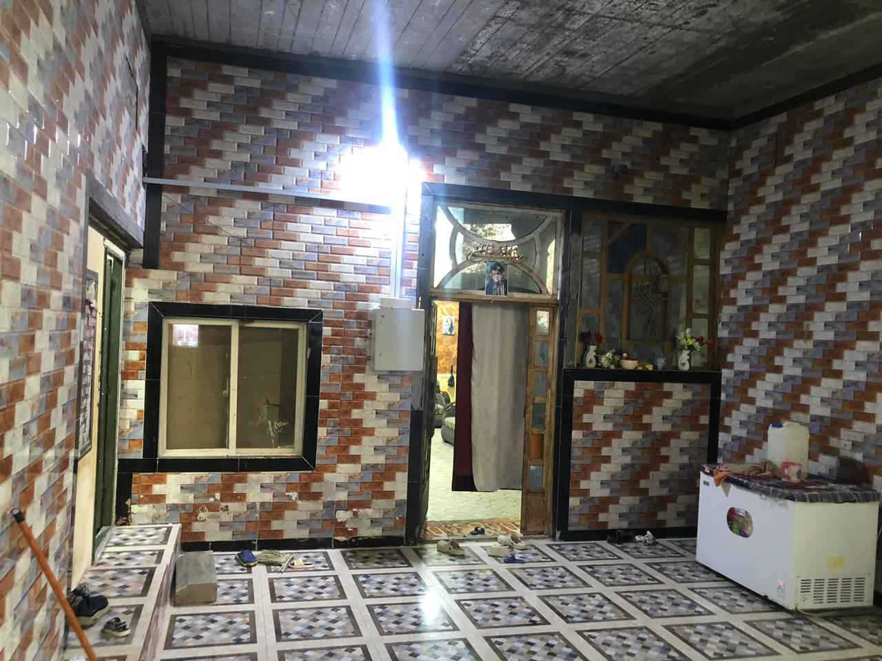 سلام عليكم بيت مساحته 300متر وتكون من غرفتين وصاله ودوانيه ومطبخ خارجي وطاريه 
الموقع حي صدرين ابو صخير السعر٣٨قفل /*********** 
➖ البصرة, العراق
