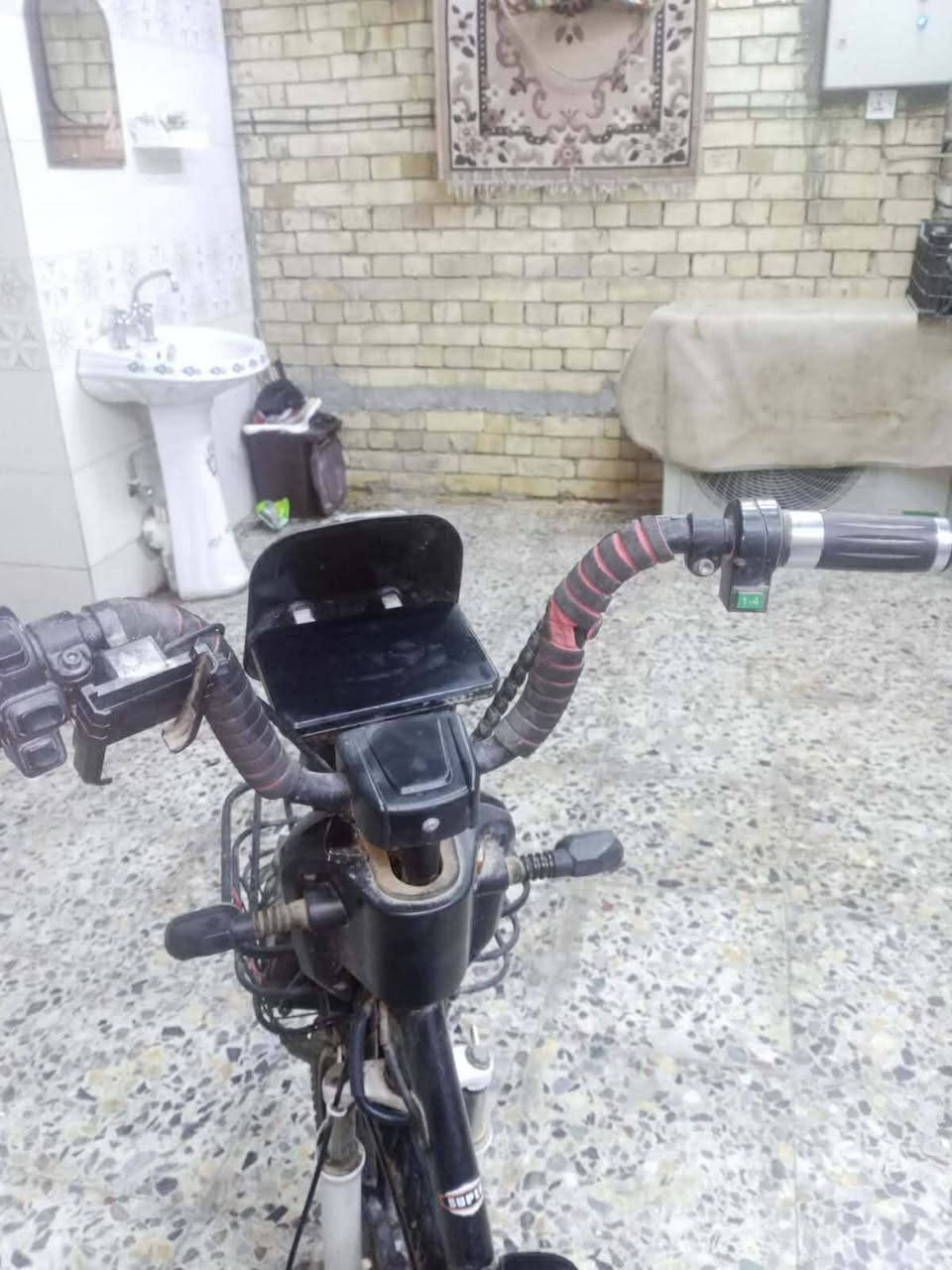 دراجة شحن للبيع من شركة Super E-Bikeالصينية الدراجة موديلة 2024 سرعتهة 80 
ومستلزماتهة كلهة موجودة سويج 2 وشاحنتهة هم الاصلية وكلشي بيهة شغال  شاشة شغالة ودبل شغال اشاير يمنة يسرة هم شغالة الاضوية هم شغالة بس بيهة عطل واحد موضحة بل صور الدراجة وكعت وانكطع بيهة واير مدري شنو وكفت ما كامت تشتغل 
السعر 225 العنوان بغداد مدينة الصدر للاستفسار خاص


**إذا كنت صاحب هذا الإعلان وتريد حذفه لأي سبب، رجاءا أرسل رسالة إلى الدعم الفني**