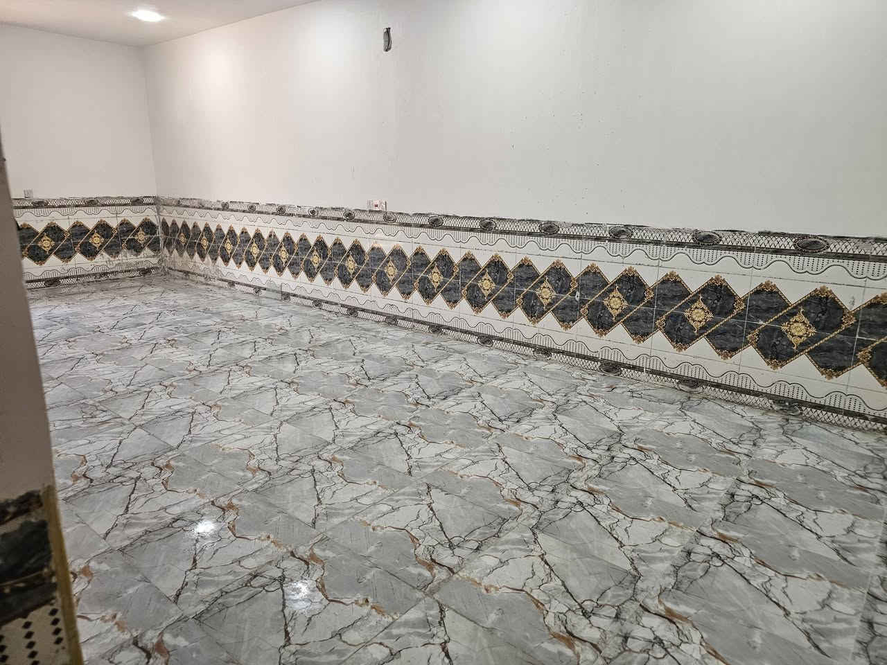 دار زراعي 17 المساحة 170 متر على شارعين مقابيل الطابو طابق ونص الواجهة 9 ونص في 17 ونص بناء حديث البيت جديد ومحد ساكن بي بناء طابوق رفت استقبال 10 × 4 غرفة 5×4 صاله وصحيات ومطبخ الطابق الثاني غرفه وبيتونه الزعفرانية شارع الكهرباء الزراعي حي الرحمة خلف ملعب شبر اول شارع مقابيل الطابو خدمات ماء وكهرباء ومجاري 
السعر 105 بي مجال بسيط اتصل وبخدمتك ***********
