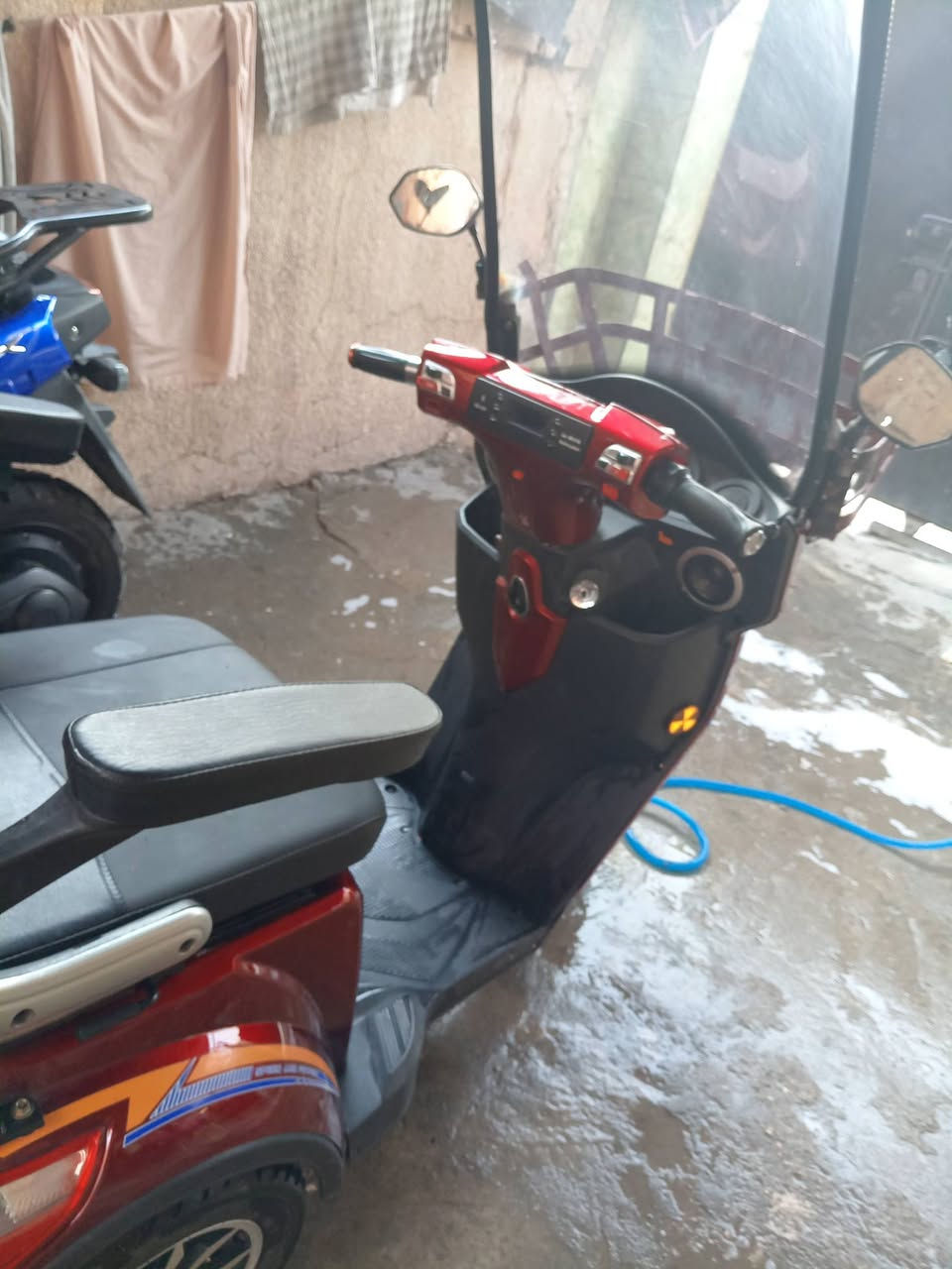 سلام عليكم دراجة شحن معواقين للبيع دراجة نضيفة شحن يطول يومين بشحنة واحدة بيها نضام بك وشاير يمنة و ويسرة ودبل اشارة وعدسة علي ناصي وتشغيل عن بعد  حنطة واسعة بريكات شغالة ونضام بلوتوث سعر 700 وبيها مجال مكان بغداد حي العامل رقمي ***********
