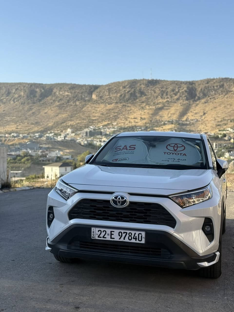 راف فور 2024   نضيفه فول ضمان وكالة ساز  بانزين فقط سيارة توب گلوب. ميحتاج احجي.  بعدها بالضمان ع محرك والكير. ماشيه 60 الف

مواصفاتها
👇👇👇

🔹 محرك 2.5 لتر، 4 سلندر
🔹 قوة 203 حصان
🔹 عزم 243 نيوتن
🔹 ناقل حركة أوتوماتيك 8 سرع
🔹 نظام دفع رباعي AWD
🔹 أوضاع قيادة (Eco / Normal / Sport)
🔹 صرفية وقود 14–15 كم/لتر
🔹 سعة خزان الوقود 55L
🔹 وضع الثلج (Snow Mode)
🔹 وضع الرمل (Sand Mode)
🔹 وضع الطين (Mud Mode)
🔹 مصابيح أمامية LED
🔹كشافات
🔹 مرايات كهرباء مع إشارات
🔹 جناح خلفي
🔹 تشغيل بصمة (Push Start)
🔹 بصمه ابواب 
🔹 ٨  ايرباك
🔹 مكيف أوتوماتيك
🔹 فتحات تكييف خلفية
🔹 شاشة وسطية
🔹 تحكم من المقود
🔹 مقاعد قماش 

🔹 Apple CarPlay و Android Auto
🔹 بلوتوث + USB
🔹 نظام صوتي 6 سماعات

🔹 كاميرا خلفية
🔹 حساسات 8 حساسات أمامية وخلفية
🔹 نظام الثبات الإلكتروني (VSC)
🔹 ABS

🔹 بدون فتحة سقف
🔹 5 ركاب
🔹 SUV عائلية عملية

سيارة بيها ملاحضتين مكاني بارد بدون قطره صبغ بالباب الي بصف السايق رصعات اثنين  اصغار والصندوك بالزاويه مالته همين  باقي مكفول محرك كير كلشي.  

سعرها ٢٦٥ وبيها مجال ان شاء الله 
مكانها بغداد -منصور 
رقم 
***********☎️
