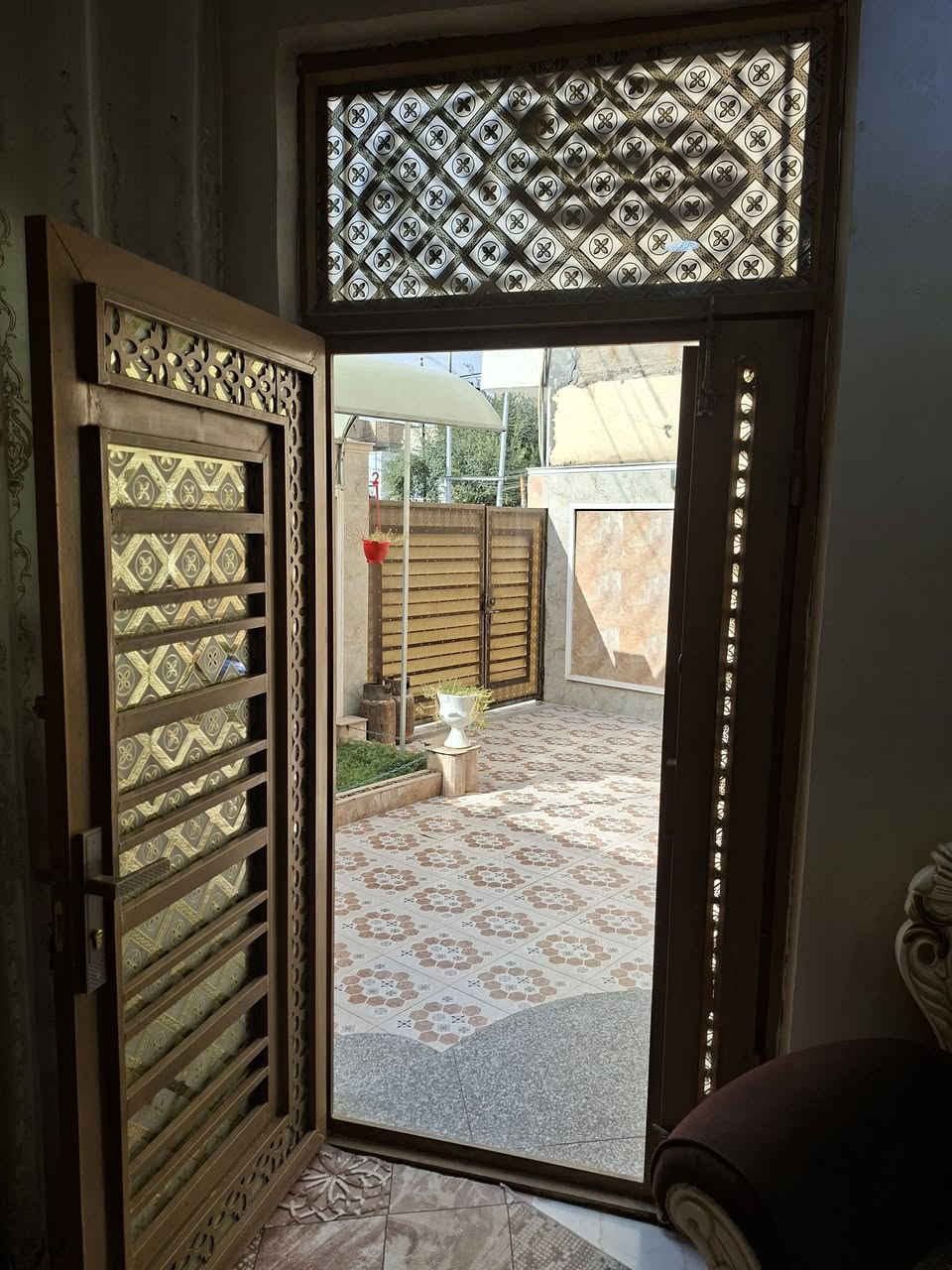 دار للبيع المساحه 200متر طابق واحد في حي اور الثانيه قرب مكتبه سلوان عله شارع 15متر  يتكون من غرفتين وستقبال وصاله ومطبخ ومجموعه صحيات وكراج سياره  للستفسار 
***********
