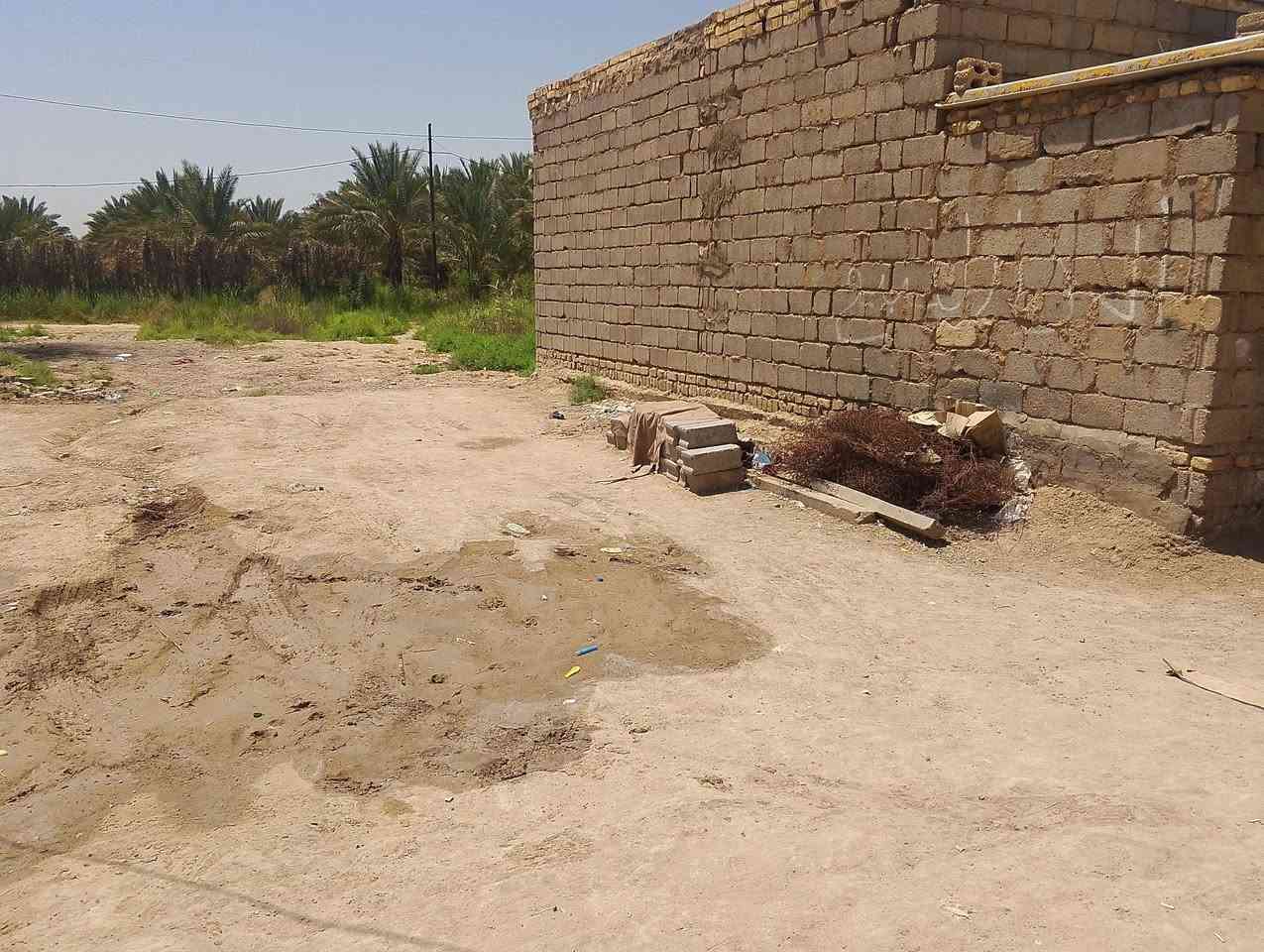 قطعه البيع 100متر 10×10 في حي الزهراء على طريق ابو جاسم جوه تبعد عن شارع العام 500متر متوفر خدمات ماء وكهرباء مولد سحب.  السعر. 3ونص مليون. عنوان        مكتب  السعدي للعقار  بابل المسيب على طريق ابو جاسم قرب حي النوار مقابيل فرن صمون *********** واتساب
