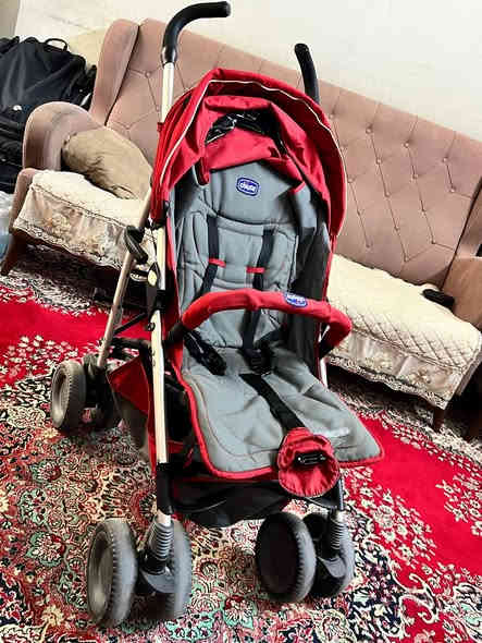 السلام عليكم جميعا عندي عربانة طفل للبيع نوع جيكو مستعملة سنة  فقط السعر 70 الف دينار وبيها مجال بسيط  عنواني بغداد العطيفية الاتصال على رقم ***********
