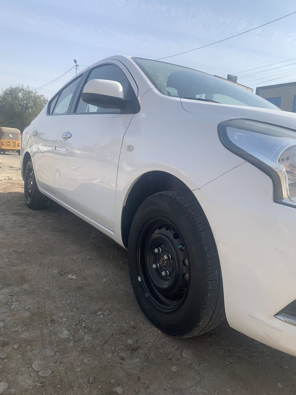 سلام عليكم صني هندي 2020ماشي 65الف جديه السياره بيه بارد بل الباب السايق الجملغ بيه بارد قليل بسمي السعر 116بيه مجال تخم تاير جديد ***********
