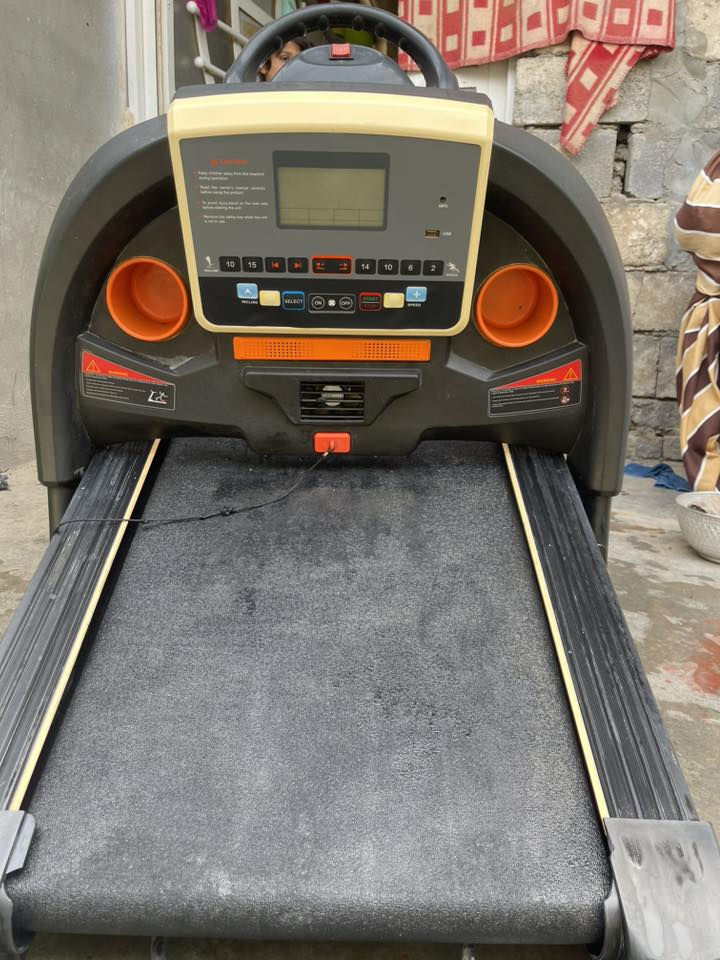 السلام عليكم للبيع جهاز جري 🏃 كهربائي (Treadmill) الجبلي حجم كبير يحمل وزن 150 كيلو غرام : 
مواصفات الجهاز:
* شاشة LCD مضيئة باللون الأزرق
* التحكم في:
    * السرعة (Speed)
    * الانحدار/الميل (Incline)
    * الوقت
    * المسافة
    * السعرات
* أزرار سرعة سريعة:
    * 2 / 6 / 10 / 14
* أزرار ميل سريعة:
    * 10 / 15
* مدخل USB
* يد تحكم بالسرعة على المقابض
* حاملات أكواب عدد 2
* مفتاح أمان مغناطيسي للتوقف الفوري
    * سماعات أو MP3
    * حساس نبض .
    * مروحة صغيرة .
بالاضافة الى  انه يحتوي على ماطور حارق للدهون . 
العنوان ابو غريب .. السعر النهائي 250
واتساب ***********
