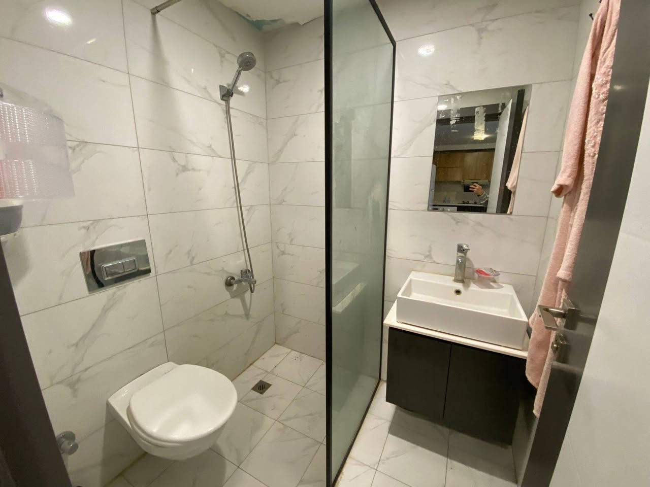 ‌ شقه للايجار منطقه ذهبيه
مجمع لايف تاور
غرفه صاله
واحد غرفه 
صاله 
واحد حمام
بلكون
سعر/350$
الاستفسار على واتساب 
***********
