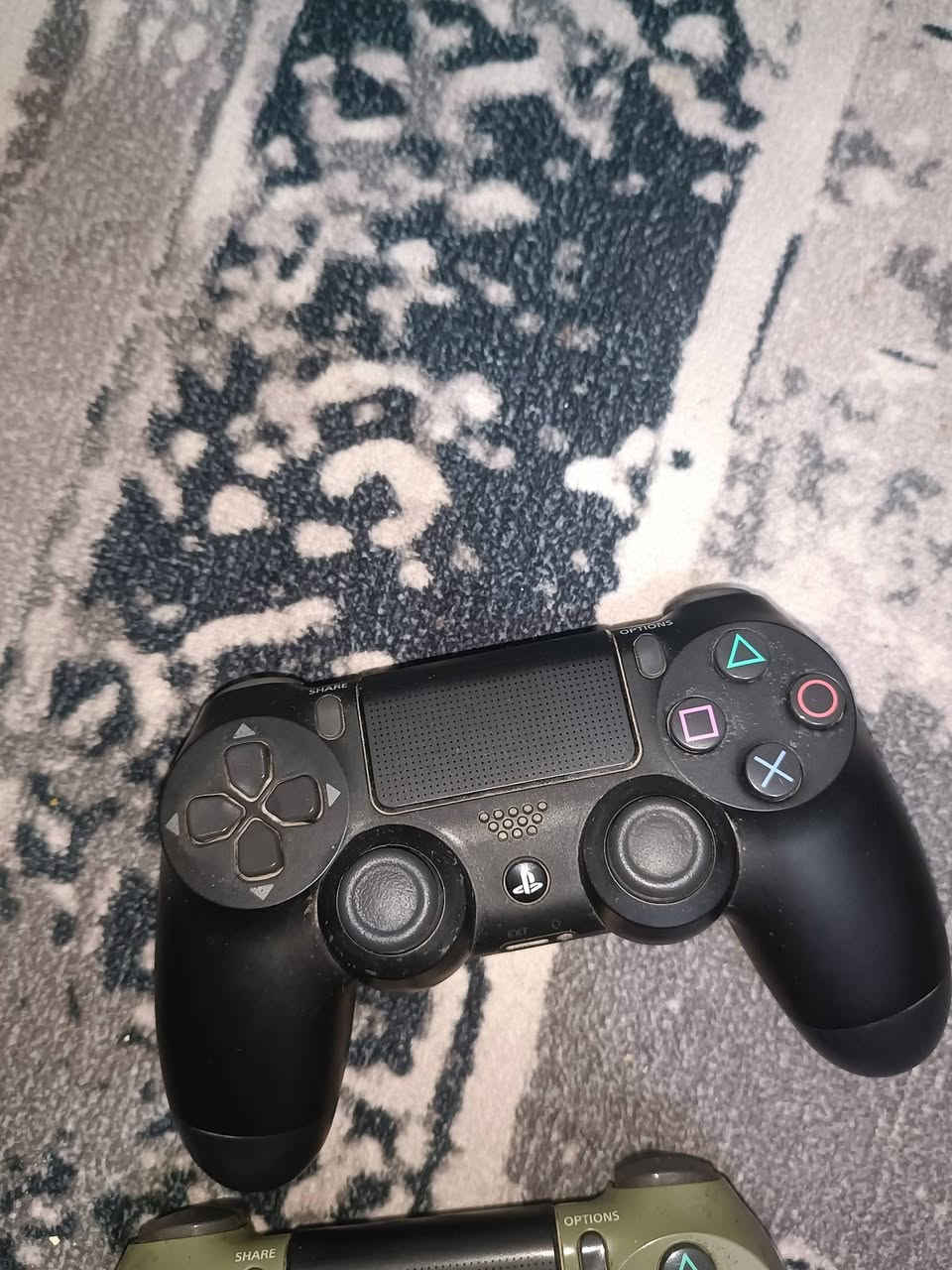 بلي 4 نظيف مامفتوح
داخلة 2 العاب وبي رصيد 
قابل للتهكير .السعر 350 وبي مجال .ركز بي مجال 
للتواصل ***********
المكان .بغداد مدينة الصدر
