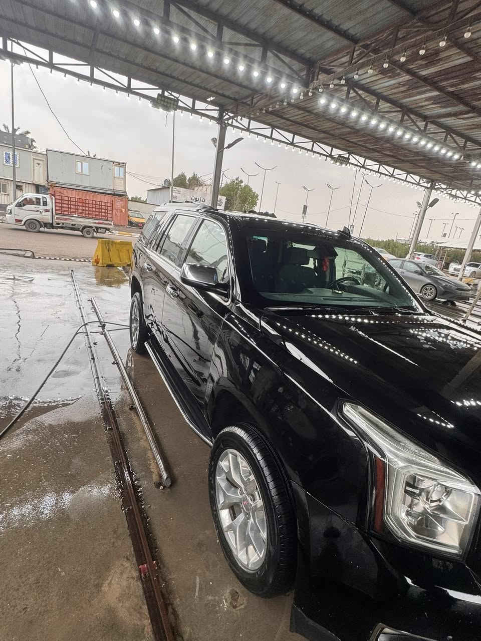 جمسي يوكن 2017 sle 
السيارة ب اسمي رقم أربيل  هزة جديدة سنوية جديدة
ضرر كلش حلو مال امريكا داخل المنشور 
بحيث بالتقرير يكتبلك كلين
الصورة بالمنشور  
ماشية ٢٣٢ كم كيلو 
دفع رباعي 
كفالة كير مكينة 
السعر 302 وبيها مجال 
الموديل: 2017
الفئة:SLE
الدفع: رباعي 4×4
المحرك: V8 سعة 5.3 لتر
القوة: 355 حصان تقريباً
القير: أوتوماتيك 6 سرعات
عدد السلندرات: 8
عدد المقاعد: 8 ركاب
المواصفات الداخلية:
تحكم كهربائي بالمقاعد
تدفئة وتبريد للمقاعد الأمامية
شاشة كبيرة مع نظام ملاحة
بلوتوث + USB
مثبت سرعة + تحكم
مواصفات الأمان:
كامرة خلفية
حساسات أمامية وخلفية
ايربكات متعددة
نظام ABS + ثبات إلكتروني
سيارة قوية بالسحب، مريحة جداً بالسفر، والاستخدام اليومي، استعمال شخصي
***********
