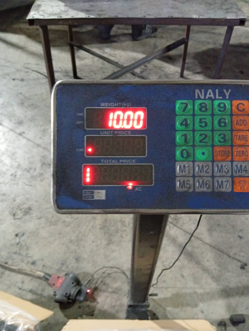 بمناسبة عيد الرمضان المبارك تخفيضات  فحم فنكر وزن عشرة كغم سعرة ٢٢الف واصل بغداد لاريحة والدخان ولا اي غاز رماد مقبول قوية بشكل مو طبيعي  للاستفسار ***********  واتس اب
