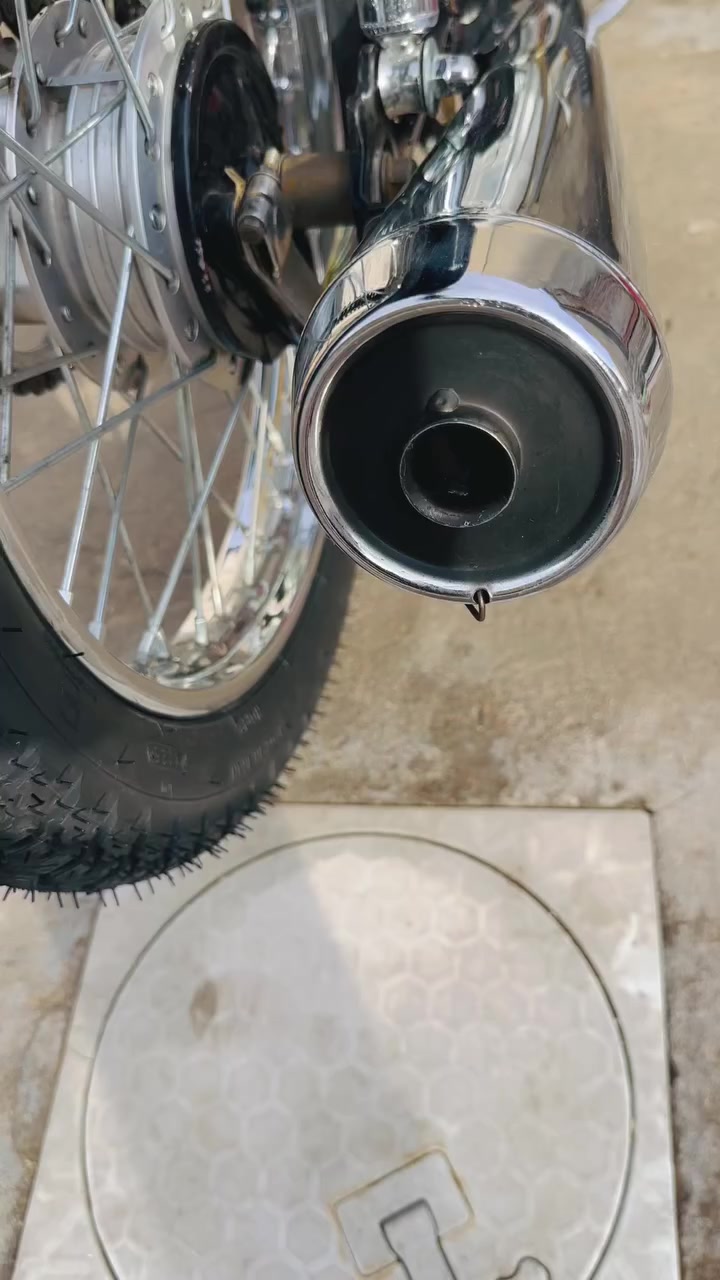 سلام عليكم دراجه للبيع محرك نامه ابلاد ويلات انتنس الدراجه تعمير جديد بس المحرك قديم محرك ابلاادي الدراجه عوزه كابريته  السعر (٤٥٠)وبيه مجال مكان ناصريه مركز (***********)
