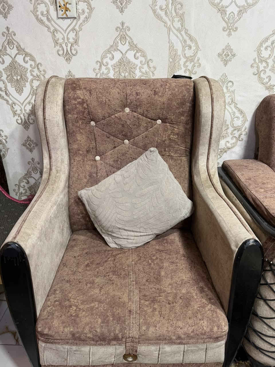 السلام وعليكم 
للبيع تخم 10 مقاعد نضيف حلو 
وحلو كلش العنوان حي التراث 
بيع مستعجل السعر 200 وبي مجال 
***********
