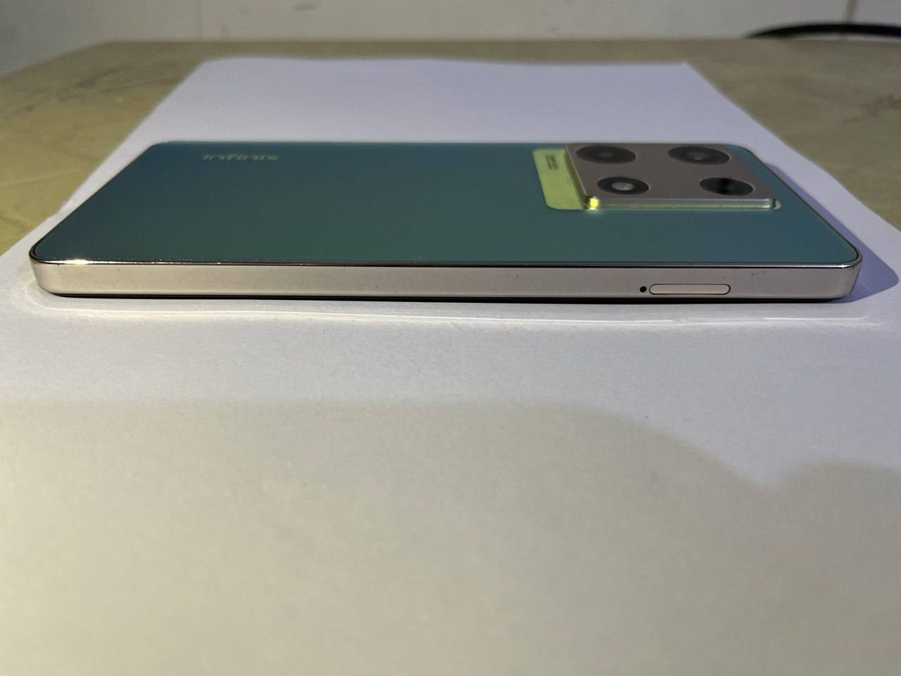 1. الأداء والمعالج
المعالج: MediaTek Helio G99 (بدقة تصنيع 6 نانومتر). وهو معالج ثماني النواة يقدم أداءً مستقراً جداً في الألعاب والتطبيقات اليومية.
ذاكرة الوصول العشوائي (RAM): يأتي بـ 8 جيجابايت، مع إمكانية توسعتها افتراضياً لتصل إلى 16 جيجابايت.
ذاكرة التخزين: 256 جيجابايت (من نوع UFS 2.2)، ويدعم تركيب ذاكرة خارجية (microSD).
2. الشاشة
النوع: AMOLED تدعم مليار لون.
المقاس: 6.67 بوصة بدقة FHD+ (1080×2400 بكسل).
التردد: 120 هرتز، مما يوفر سلاسة عالية في التصفح والألعاب.
السطوع: يصل إلى 900 شمعة، مما يجعله جيداً للاستخدام تحت أشعة الشمس.
3. الكاميرات
الكاميرا الخلفية (ثلاثية):
الأساسية: 108 ميجابكسل (فتحة عدسة f/1.7) تقدم تفاصيل دقيقة.
كاميرا للعزل (2 ميجابكسل) وكاميرا للذكاء الاصطناعي.
تصوير الفيديو: يدعم حتى دقة 2K (1440p) بمعدل 30 إطاراً في الثانية.
الكاميرا الأمامية: 32 ميجابكسل مع فلاش مزدوج لصور سيلفي واضحة.
4. البطارية والشحن (نقطة التميز)
السعة: 5000 مللي أمبير.
الشحن السلكي: يدعم الشحن السريع بقدرة 68 واط (يشحن 80% في حوالي 30 دقيقة).
الشحن اللاسلكي: يدعم الشحن اللاسلكي بقدرة 15 واط (ميزة نادرة في هذه الفئة السعرية).
الشحن العكسي: يدعم شحن الأجهزة الأخرى سلكياً ولاسلكياً.

السعر على الخاص


**إذا كنت صاحب هذا الإعلان وتريد حذفه لأي سبب، رجاءا أرسل رسالة إلى الدعم الفني**
