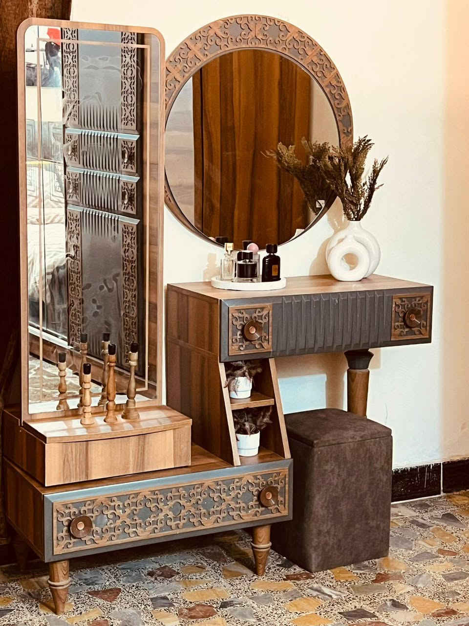 غرفة تركيا مودرن نضيفة جداً 9 قطع هايدروليك وبيها انارة خشبها بلوك ضد الرطوبة للأستفسار ***********
