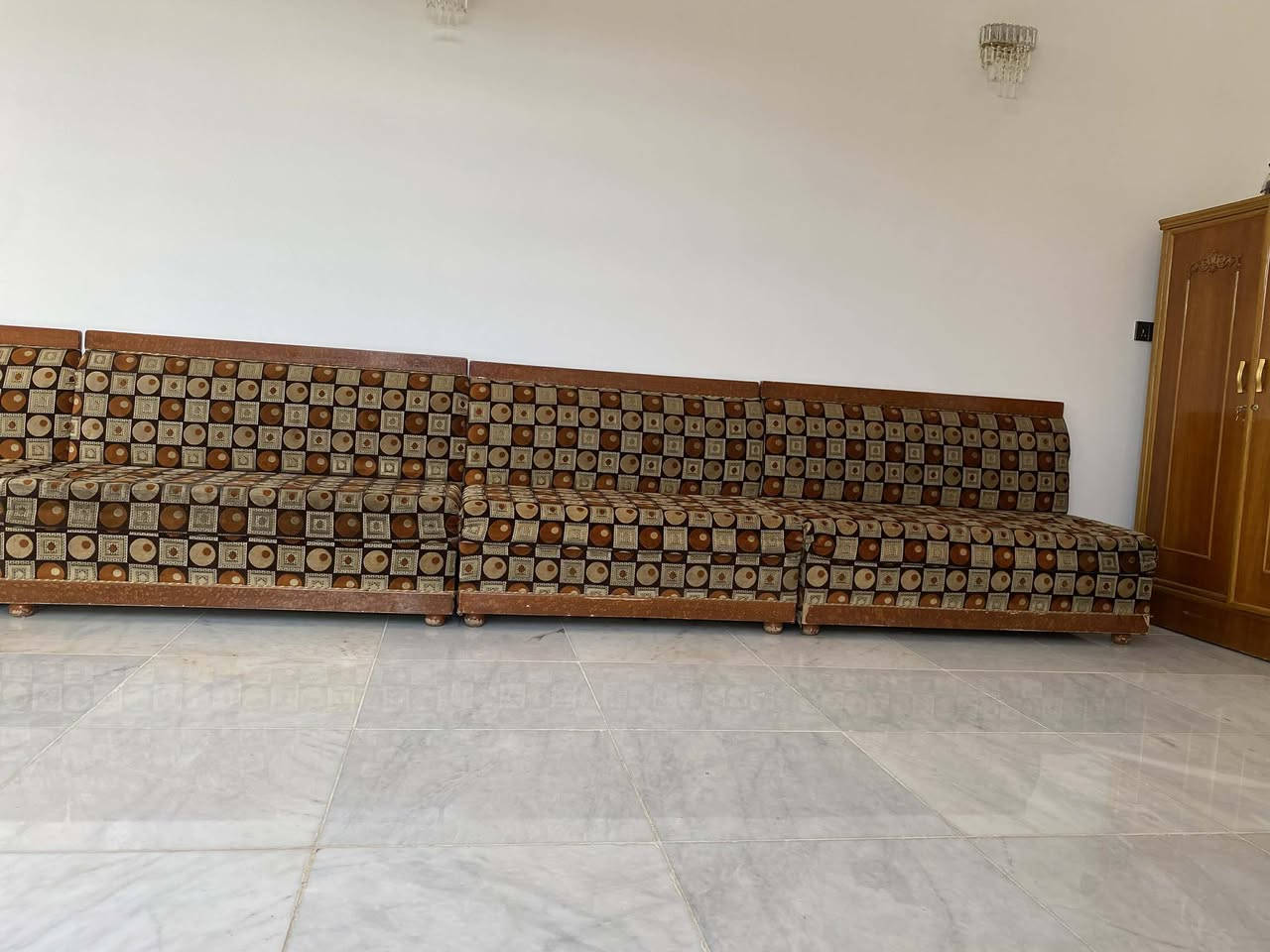 سلام عليكم موجود تخم للبيع ٦ قطع معى ميز المكان حله شارع ٨٠  : للاستفسار موجود واتساب ***********
