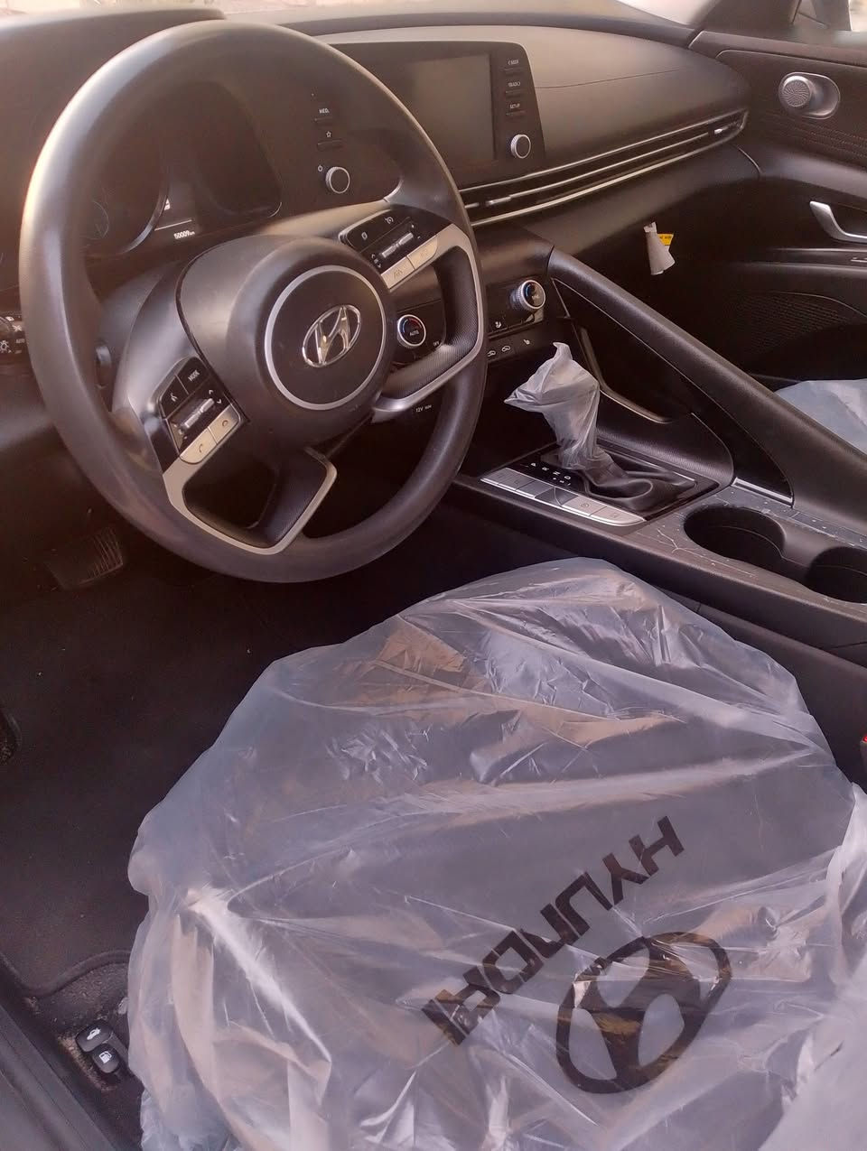 لانتره هايبرد موديل 2023
لون ابيض 
مواصفات 
تدفئه بل كشنات 
نقط عمياء 
رادار امامي و خلفي 
سايد بريك دكمه
دخول ذكي
سياقه ذاتيه 
تشغيل عن بعد 
تحديد مسار
العنوان بغداد اراسه العبيدي 
بسمي ***********
