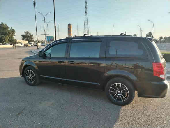 السلام عليكم 
دوج كرفان فئه GT
موديل ٢٠١٩
حادثها جداااا بسيط وبدووووون ايرباك 
فقط جاملغ وبنيد ومبدل بلادي 
جاهزه من جميع النواحي

المواصفات  
بيبان وجنطه كهرباء
كشنات منفصل 
٣ قطع تبريد
شاشه اعطال
فرس سقف 
كشنات جلد مع تدفئه في المقاعد الأمامي 
ستيرن هيتر 
داخل اسود 
مضخم صوت بلادي 
بردات بلادي خلفيه 
فرس وسطي
وباقي مواصفاتها معروفه 
السعر (188)ورقه
رفم بغداد بأسمي فحص وهزه جديد 
تحويل مباشر 
مكاني بغداد كميره قرب الجزيره السياحيه 
*********** سيد أمير
