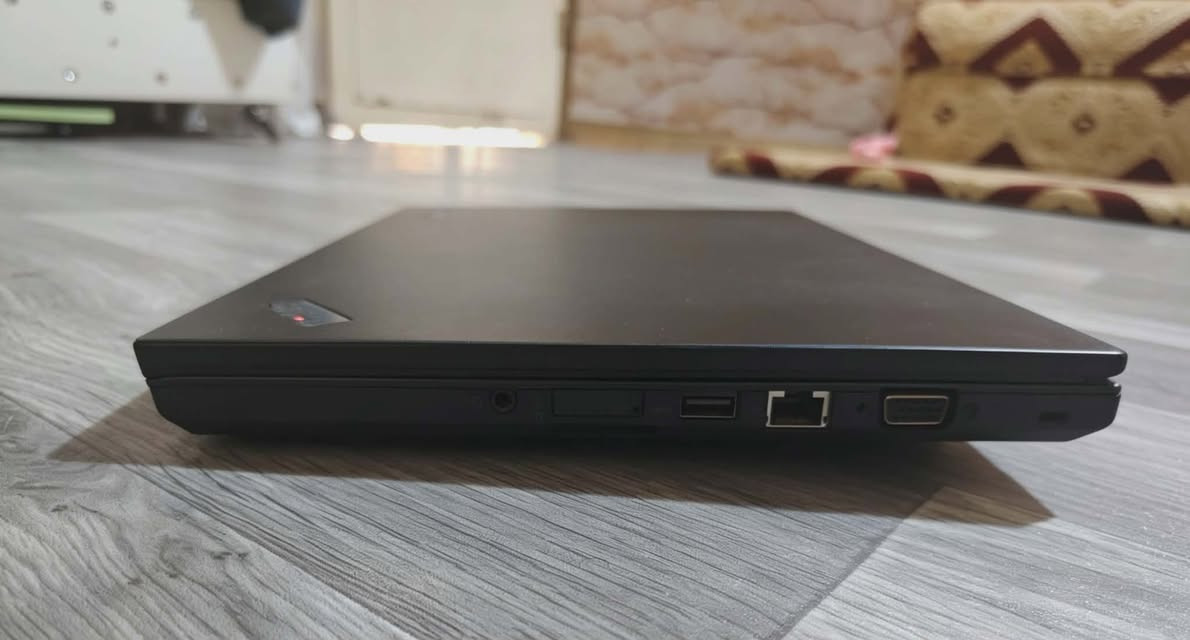 لابتوب lenovo thinkpad /نظام ويندوز 10 برو /تخزين 256 ssd  سريع وسل,ورام 8 /شاشه لمس /يقلب 180 درجه/معالج كور اي 5 جيل رابع  /كرت شاشه داخلي / بطاريه تدوم من ساعه ونص الى ساعتين /يحتوي على منافذ متعدده منها ال usb ومنفذ الشحن ومنفذ الاج دي وغيرها /مناسب للدراسة والتصفح على كافة برامج التواصل وبعض الالعاب المتوسطة /الملحقات : شاحن اصلي +ماوس+حقيبة  السعر 140 وبيه مجال العنوان كربلاء المقدسة ***********
