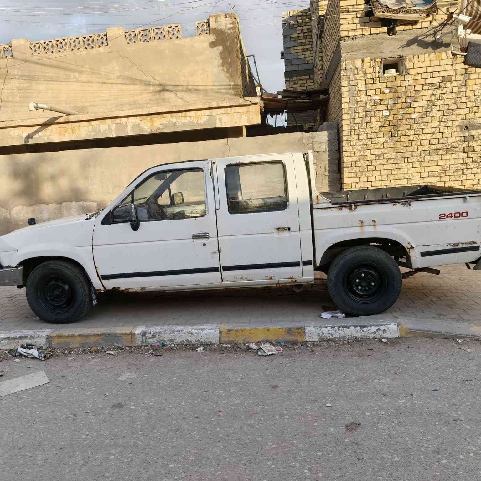 السلام عليكم بيكم نيسان موديل 92  سياره حلوه وناعمه محرك ونجي تخم تاير جديد  السعر 25   العنوان البصره القرنه هاتف ***********
