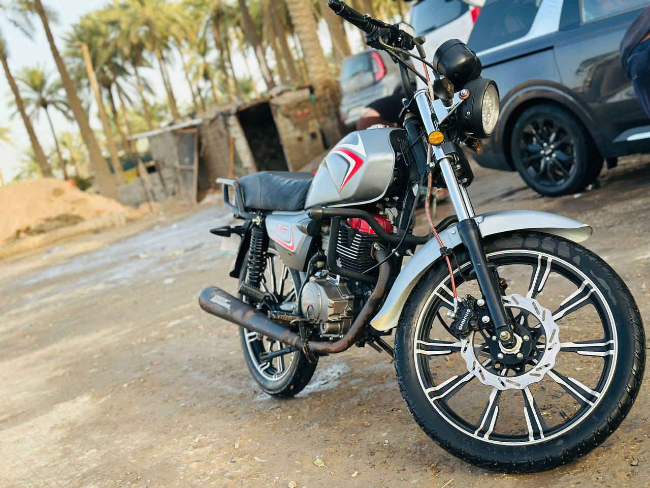 السلام عليكم
دراجه شاينك موديل 23 دراجه نضيفه چانت مال موضف من الدوام للبيت ويطلع بيها للگهوه دراجه كلش كلش نضيفه 
سعرها ب800الف وبيها مجال للعلم أوراقها اصوليه استلام وكيل 
 مكاني محاويل 
***********
