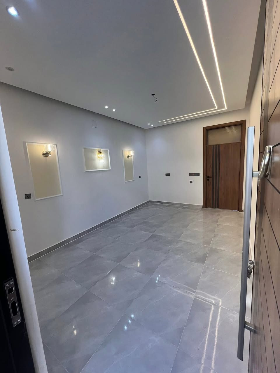 دار للبيع مودرن – فرصة استثمار وسكن بنفس الوقت 🔥
🏠 دار مرتب وجاهز ضمن موقع مميز

📐 المساحة: 100 متر

📏 واجهة عريضة: 6.25 م

📐 نزال: 16 م

📄 : طابو زراعي سند 25

📝 تنازل شركة + إقرار محكمة (أمان تام)

📍 الموقع الذهبي:

بغداد – الدورة – البوعيثة 

قريب من الخدمات والأسواق، مناسب للعائلة أو للاستثمار

🛏 تفاصيل الدار:

✔️2 غرف نوم

✔️صالة واسعة

✔️استقبال أنيق

✔️مطبخ عملي

✔️2 صحيات

💥 السعر منافس ومغري

📞 الاتصال للجادين فقط:

***********

 #البعيثة_عرب_جبور #العراق #عقارات #بغداد
