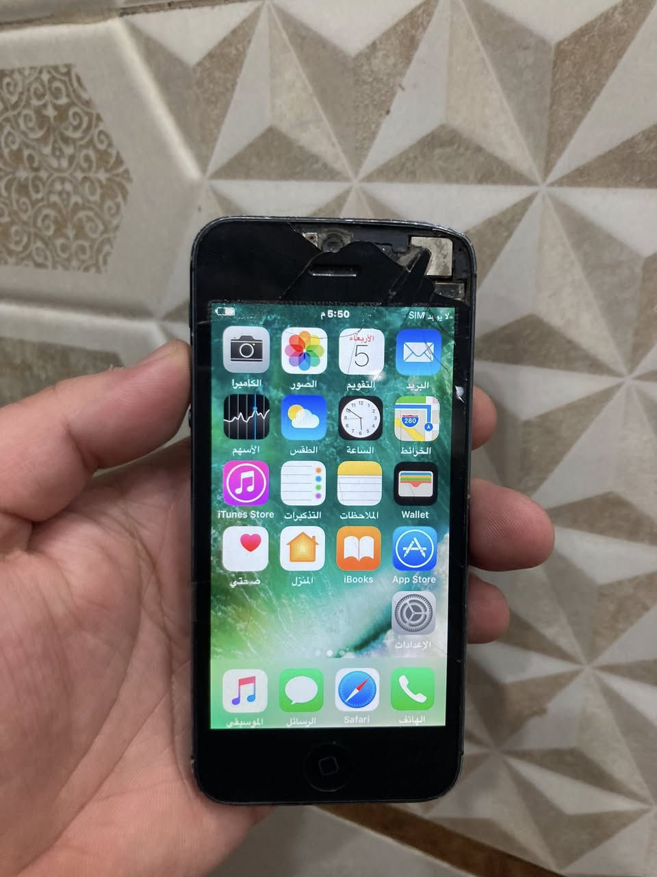ايفون 5.5s ياباني شغال فقط واي فاي سيم كارت مقفول شبكه 
شاشه مفطره او مشاكل بسيطه 
iPhone 5ب 15 الف
iPhone 5s ب 20 
توجد قطع غيار للاجهزه شاشه بطاريه بورد 
للحجز خاص او واتساب ***********
توجد اجهزه فحم  طافيه 5و 5s جمله فقط مابيع مفرد القطعه ب 7 الاف
