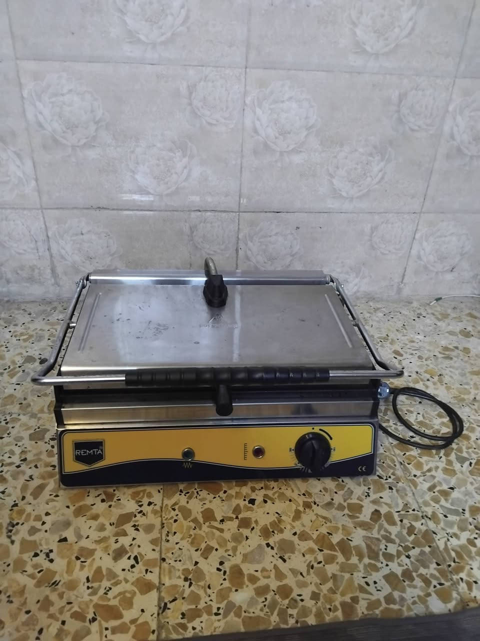 سلام عليكم من رخصة الادمن المحترام عندي كابسة كهربائية ريماتا اهل الخبرة يعرفوها استعمل قليل اخت الجديدة للبيع سعرها ٢٠٠ وبيها مجال لطيبين بغداد الكرخ هاتف ***********
