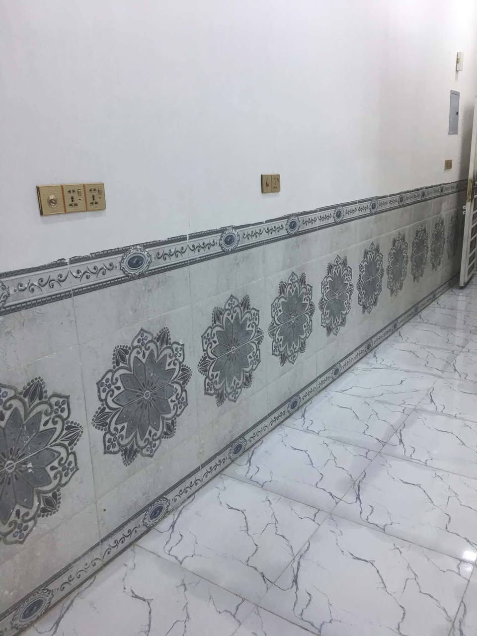 مشتمل في زين القوس شارع ابو الفضل للبيع مطلوب مبادرة طابق واحد استقبال وهول مفتوح على المطبخ وغرفة نوم وصحيات خارجية وحمام داخلي
للاستفسار خاص او على الرقم ***********
