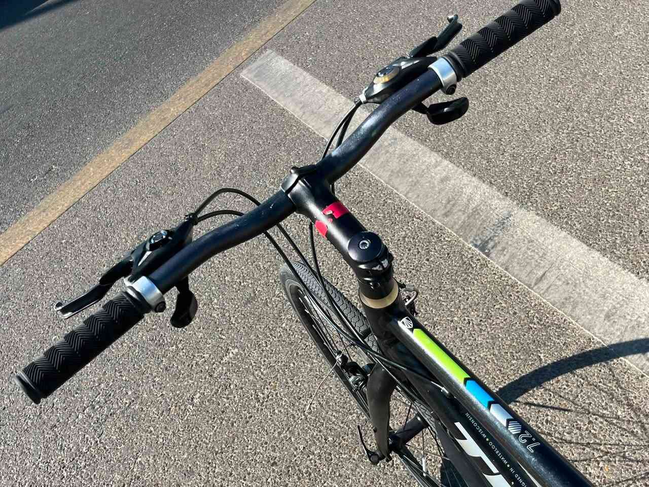 سلام عليكم 
بيسكل البيع من ماركه( ترك ) 🇺🇸
عالميه 🚵
دراجه بل كامل اللمنيوم 
دراجه وضع حاويه كل غراضه وقطع بيه اصليه ✅
سستم بل كامل ماركه شيمانو ✔️
يدات بريم امامي خلفي شيمانو ✔️
مكينه امامي شيمانو ✔️
مكيني. خلفي شيمانو. 
عكرب من ماركه( التوس ) اصلي ✅
شيمانو 
بدال ممن ماركه شيمانو ✔️
بيدرات اصليه ✔️🚵
وياله ألمنيوم اصلي ✅

سعر 235بيه مجال بسيط 
يوجود توصيل جميع محافظات. عراق. 
***********☎️
