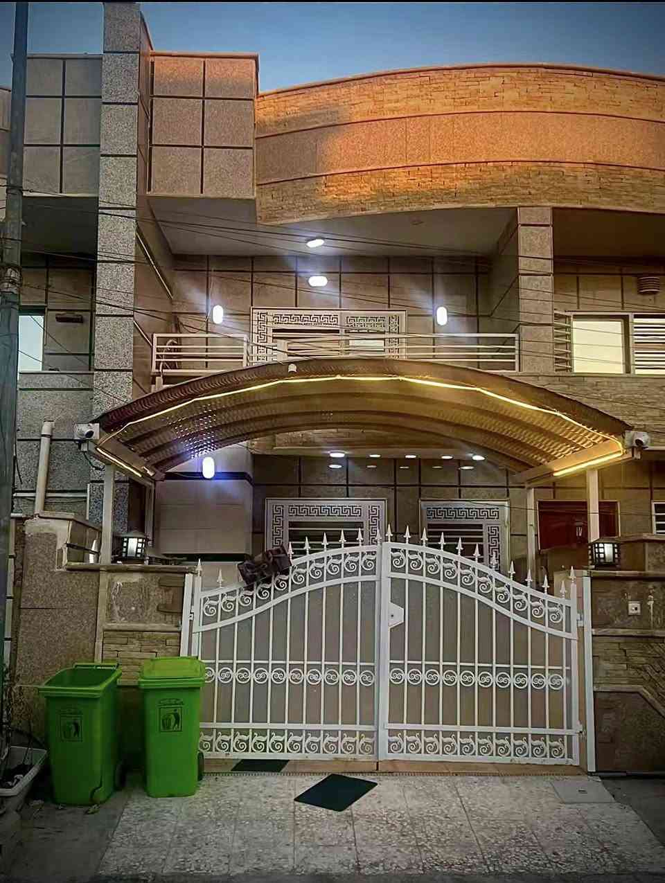 للبيع دار سكن بناء حديث 

📍 الموقع: زيونة محلة 718 مربع سكني هادئ جداً

✅المساحة——125 م²

✅الواجهة——-5م
✅ النزال———25م

🏡 مواصفات الدار
(گراج  - استقبال - هول كبير - مطبخ - 4 غرف نوم -  صحيات -  منور - سطحين)

#أعرض_عقارك_وأنت_مطمأن_في_مكتب_مجاز_رسمياً

للأستفسار ⬇️
#مكتب_الشمري_للخدمات_العقارية
📱***********  ابو حسين الشمري
📱***********  حسين الشمري

🏡 عنوان المكتب(زيونة 716-مدخل الجدار سنتر القديم-مقابل مدرسة الزوراء)
