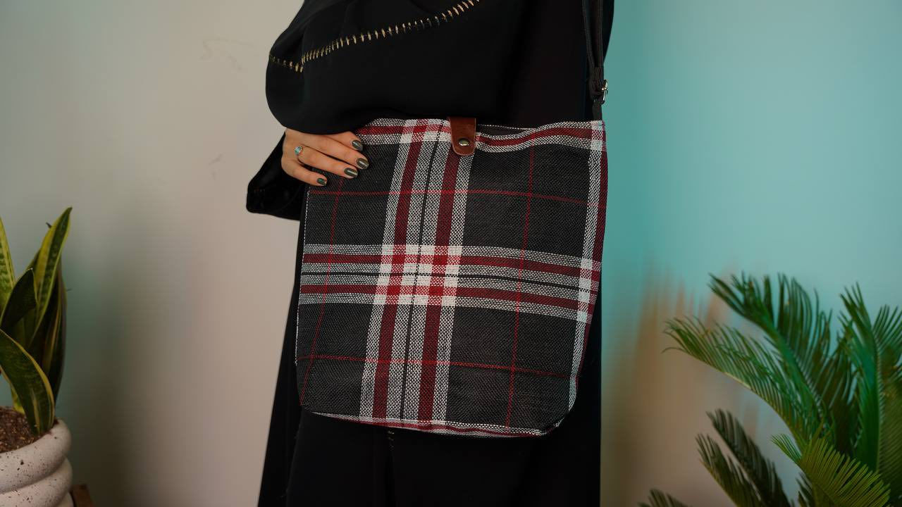 تعبتي تدورين على حقيبة عملية وتبقى شكلها أنيق؟ ✨
هاي الحقيبة تنفع للشغل، الجامعة، والمشاوير اليومية 👌  

👜 خامة متينة  
🎨 ألوان متعددة  
📦 أقل كمية: دارزن (12 قطعة)  
🚚 توصيل لكل المحافظات   
سعر الدرزن 31 الف فقط 

للطلب +964 775 739 8376
