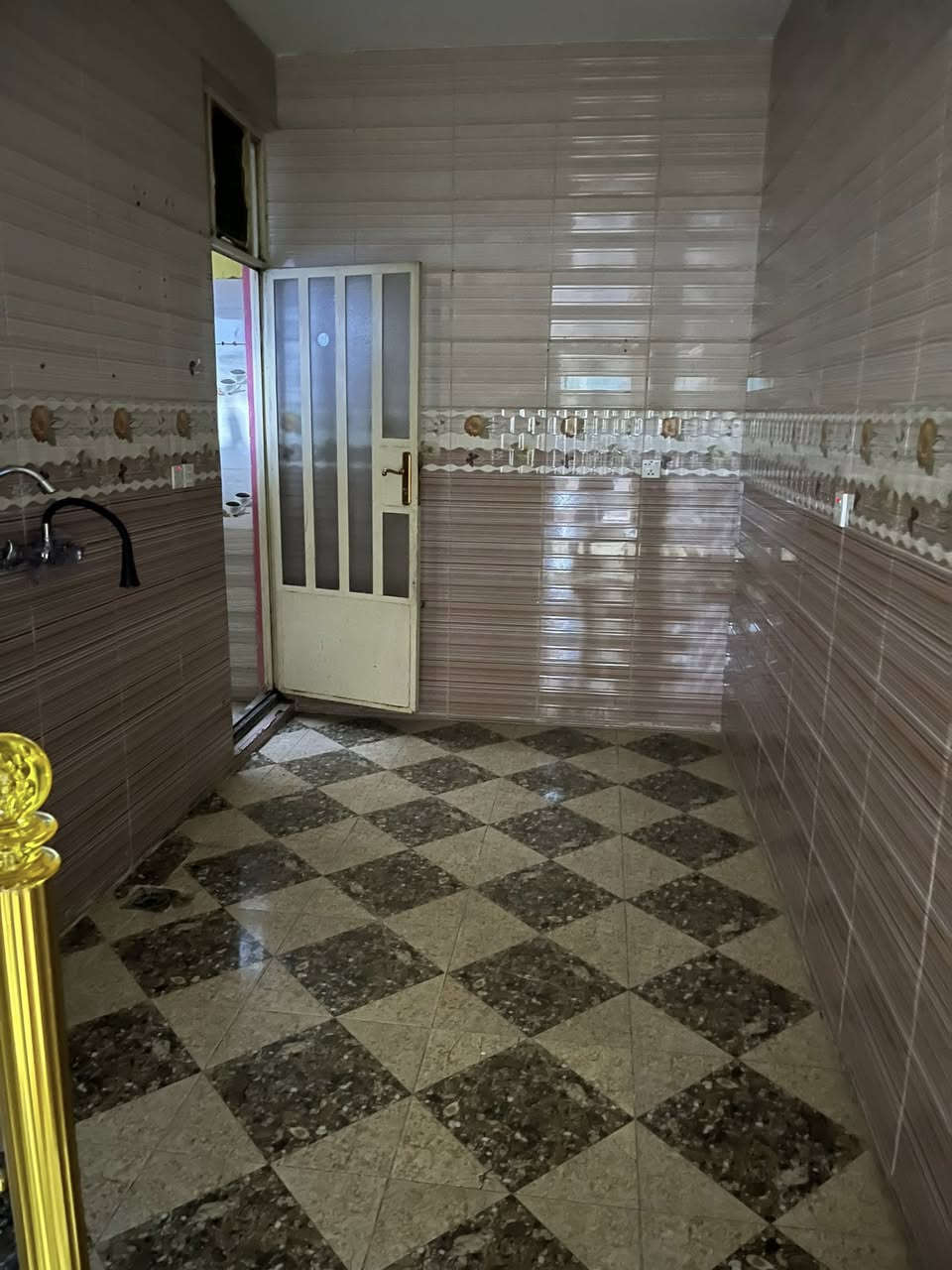 مشتمل للإيجار
متاح بيت للإيجار غرفتين وصالة وخدمات
العنوان الضباط حي سومر 
الايجار ٥٠٠ قفل
للاستفسار ***********
