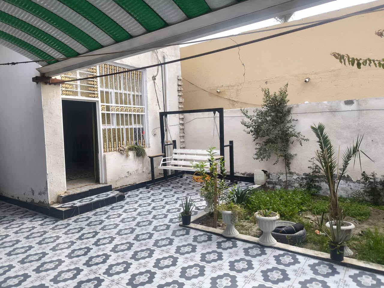 بيت للبيع حي السادة الاميال قرب جامع المصطفى مساحته 300 متر تقريباً يحتوي على استقبال وصاله وثلاث غرف ومطبخ وصحيات خارجيه بناء طابوق وعگاده البيت بمستوى الشارع 
خدمات (الجهد الخدمي) ماء كهرباء مجاري وعلى ابواب اعمال البلديه تبليط أو مقرنص للأستفسار اكثر الاتصال ***********
