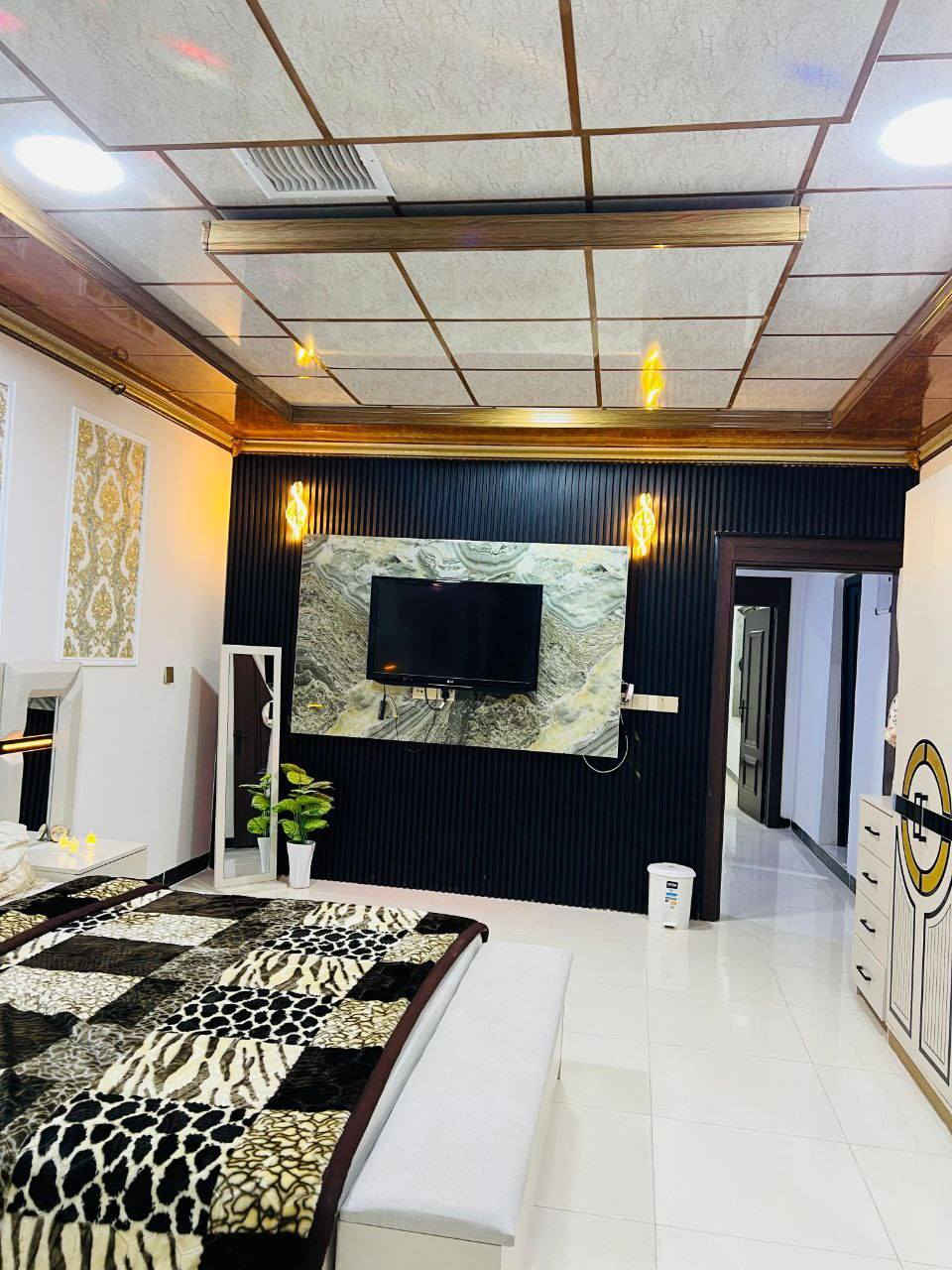 بيت للبيع طابو بسم شخص واحد 200متر في منطقة ال 55 فرع قاعه الشهداء شارع عشرين
تفاصيل البيت:-
الطابق الأول نقص سيراميك فقط، يشمل؛ 
(2 غرفة نوم +  هول كبير + استقبال كبير + مطبخ حار وبارد سيراميك + كراج + محل كبير +صحيات سيراميك داخل وخارج).

_______

الطابق الثاني فول سيراميك ويحتوي على منظومة دكت يشمل؛ 
( 2 غرفة نوم كبيرة ± هول + مطبخ + صحيات + مخزن كبير)
***********
