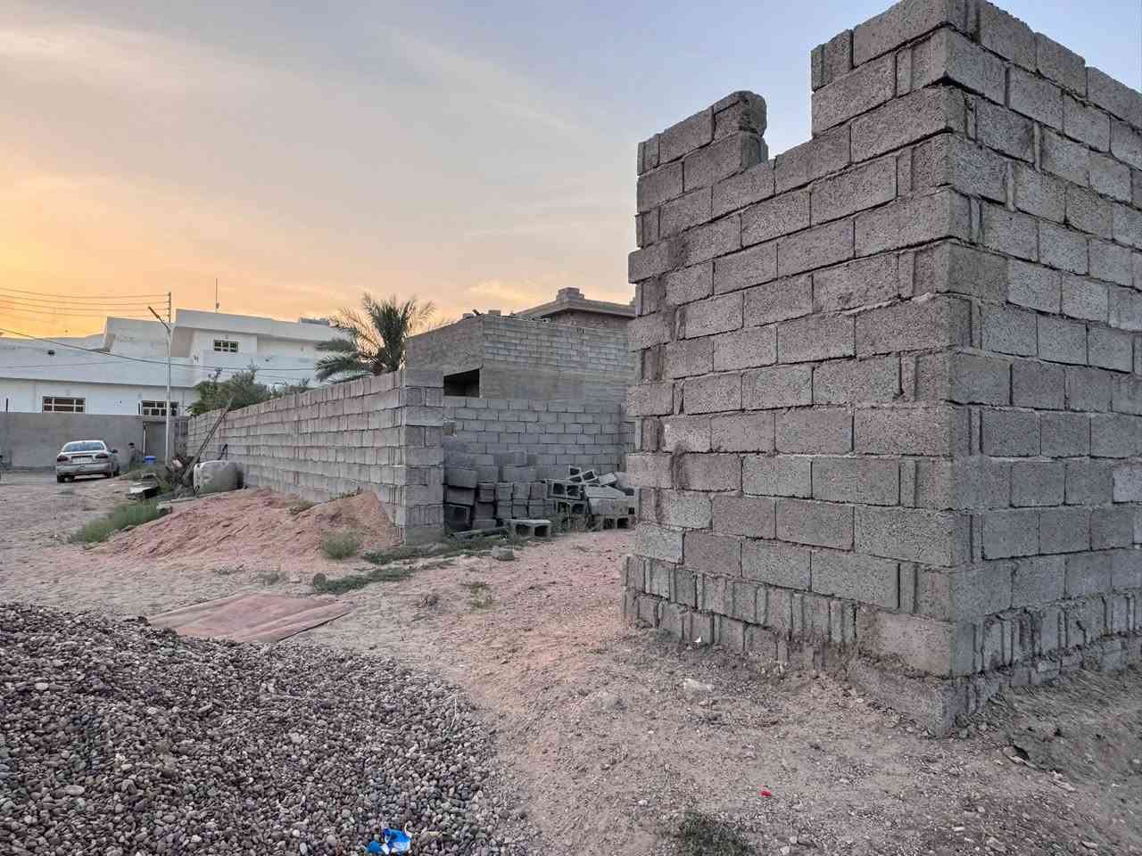 سلام عليكم 
بيت هيكل 
غرفتين  
وصاله
ومطبخ 
استقبال 
سعر الهيكل 20مليون وبي مجال 
رقم الهاتف ***********
