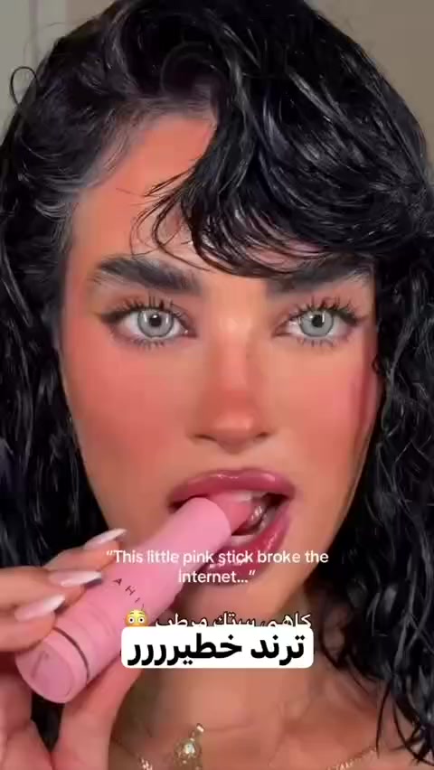 كاهي ستيك Wrinkle Bounce هو بلسم كوري فاخر صُمم ليمنحك ترطيبًا فوريًا ومظهرًا شبابيًا. بفضل تركيبته الطبيعية الغنية بزبدة الشيا، شمع العسل، وزيت الكاميليا، يساعد على تنعيم البشرة وتقليل التجاعيد والخطوط الدقيقة بفضل مركب Adenosine المعزز لإنتاج الكولاجين.

🔸 سهل الاستخدام على الوجه والرقبة وحتى فوق المكياج.
🔸 يُعيد للبشرة نضارتها ولمعانها الطبيعي.
🔸 مثالي للبشرة الجافة، الحساسة، والمجهدة.
🔸 مناسب للاستخدام اليومي في أي وقت وأي مكان
المنشأ كوريا الأصلي 🇰🇷🇰🇷🇰🇷

#كاهي


**إذا كنت صاحب هذا الإعلان وتريد حذفه لأي سبب، رجاءا أرسل رسالة إلى الدعم الفني**