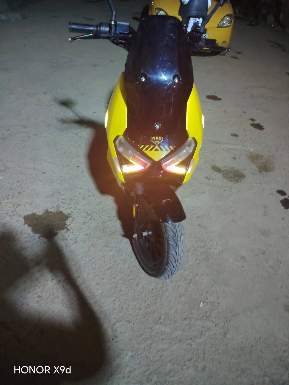 سلام عليكم دراجه شحن البيع جديده صارلهه سبع تشر من اماخذه معنه الكلمه جديده ٦بطاريات مصطره كبار  سرعتهه الحقيقيه 100  تمشيك بل سحنه الوحده  80 كيلو متر مكاني بغداد الوردية قرب جامع سيد علي  بنتجاه سلمان باك وهذه رقمي *********** نضام بك منظومة زنون سويج بطمه كرت السعر 950و بيهه مجال
