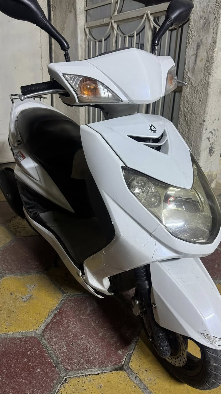 سلام عليكم دراجة سكنس فحل ياباني دراجة مكينه تخبل مكفوله من الفتح وتبخير الدراجة نوزل سكليتر خطين قبق نفخ كفراته شويه تعبانه شخوط وفطر صغير بل بجم ويرادله واير كيلو متر مكطوع كهربائيات شغاله رايده 800 وبيه مجال مكاني شارع 
فلسطين 
اتصال ***********
واتساب ***********
