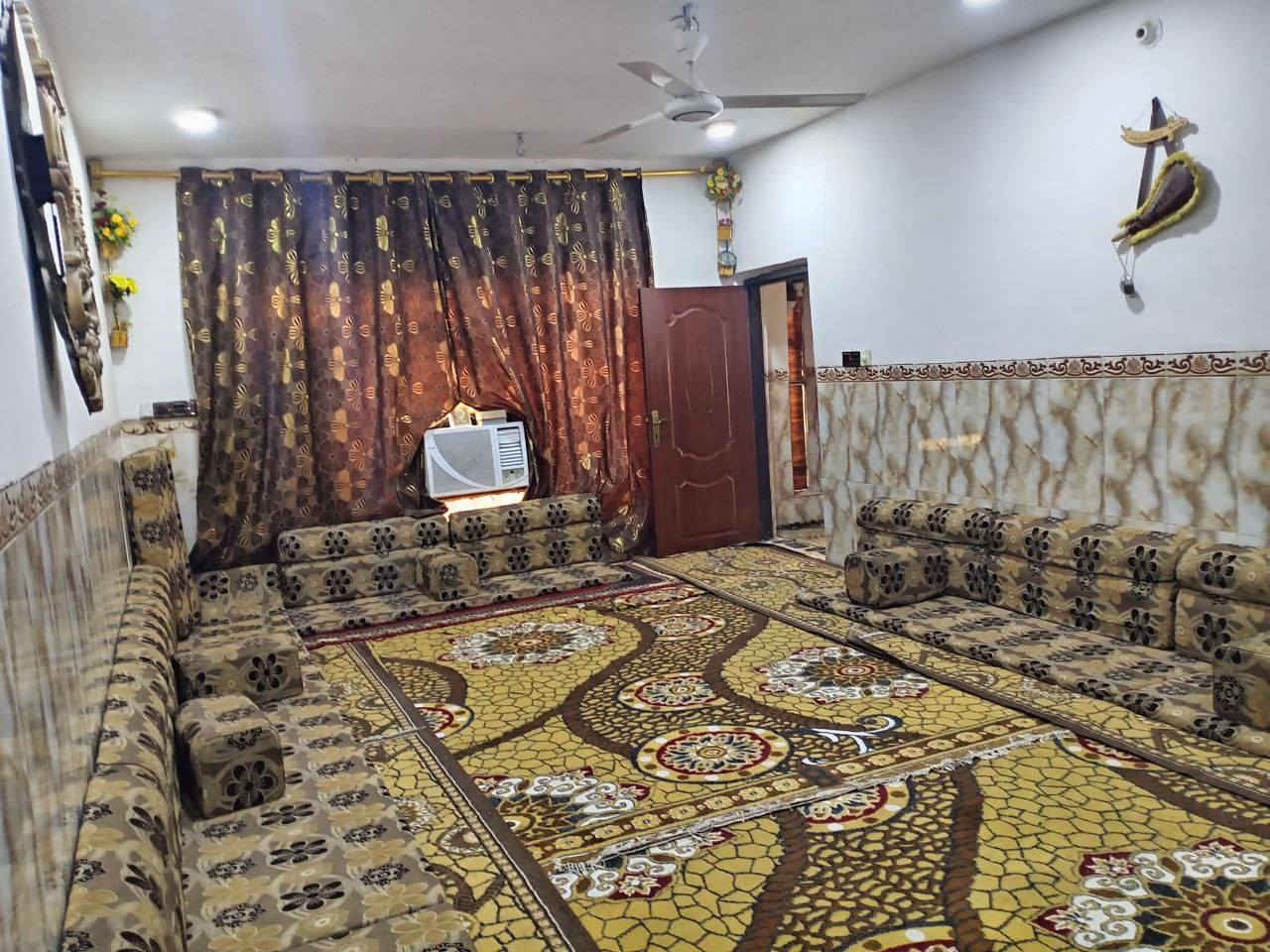 دار للبيع زويرجات /قرب جامع فاطمة الزهراء
بظهر البيوت الي بالوجه مقابل الجامع ثالث بيت 

المساحه 200
بناء قديم نظيف عگاده السگف
يحتوي الطابق الٱرضي
استقبال وهول وغرفة نوم ومطبخ
وحمام داخلي
وصحيات خارجيه 
و الطابق الثاني 
يحتوي على ثلاث غرف نوم وصحيات خارجيه 
الشارع صب 
للٱستفسار***********
