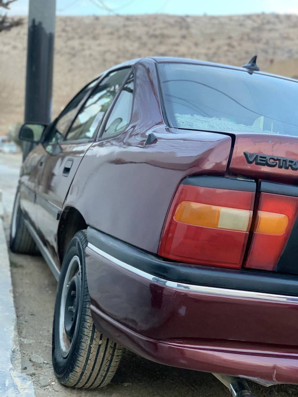 ئۆپڵ ڤیکترا .
مۆدێل 1993
مەکینە 20 . کاڕتی بەنزینی هەیە ✔
بێدەعم و بێلێدراوی 
خایساتی نیە .
چوار تایەو ویلی تازەیە و لۆکە
سڵایتە .
تەقەو ڕەقەی نیە .
گێڕو مەکینەی بەشەرت .
سەیارەکە زۆر پاکو ڕێک و پێکە .
26$ 
0750 135 1883 السليمانية, العراق
