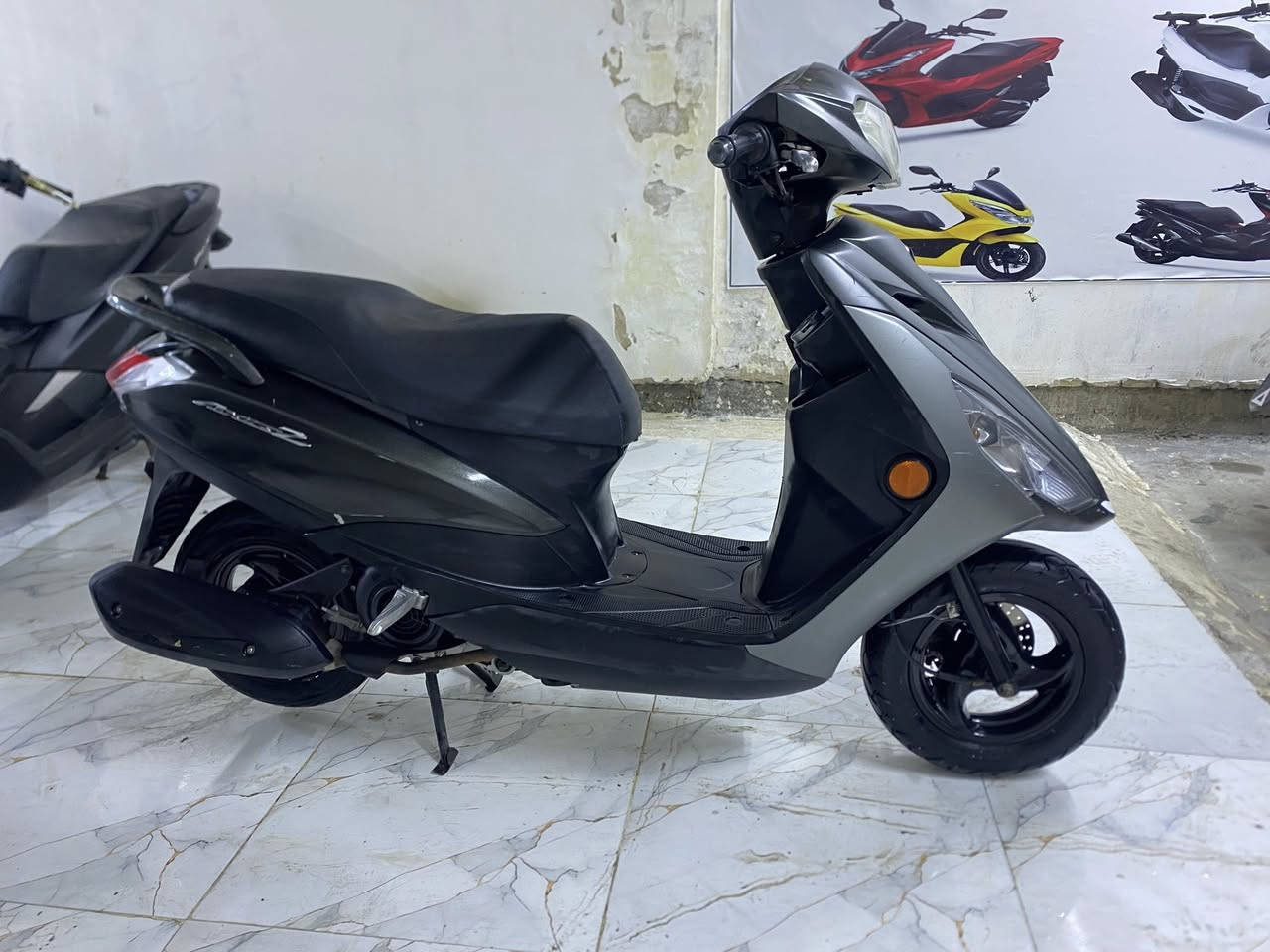 اكزز حديث ياباني
سلام عليكم اكزز حديث 
دراجه جديده مكفوله كفاله عامه 
مستخدمه قليل كل نقص مابيها 
ستان كهربائي✅
ماشيه 12km ✅
السعر 1400 
***********
