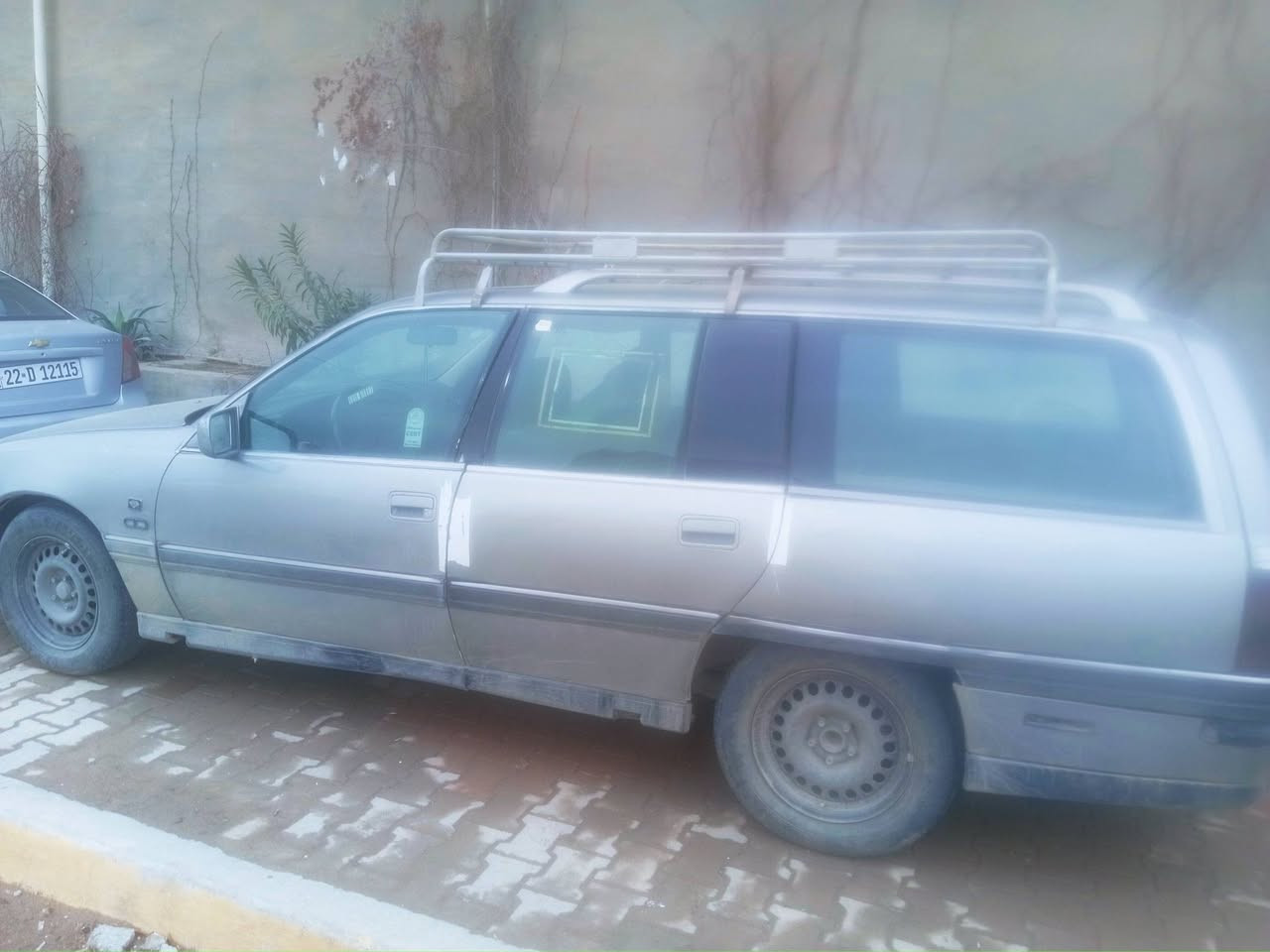 السلام عليكم ورحمة الله وبركاته سارة اوميكه استشن كير عادي موديل 93بطاقة بنزين شرطة التحويل محرك كير شرط شاصي نضيفه تايرات أمامي وخلفي صدر أمامي وخلفي كلة بشرط  السعر 40 وبيه مجال اذا اكو مراوس سياره اوميكة صندوق  الرقم ***********
