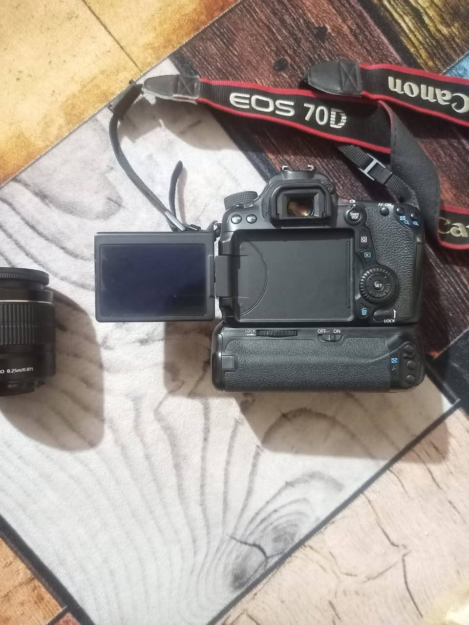 للبيع كاميرا احترافية غنية عن التعريف Canon EOS 70D نظيفة جداً وجاهزة للاستخدام المباشر الباكيج متكامل ولا تحتاج لشراء أي قطعة إضافية (مثالية للمبتدئين المحترفين وصناع المحتوى)
📦 الملحقات والمواصفات الشاملة
​جسم الكاميرا (Body) كانون EOS 70D الأصلي يتميز بشاشة متحركة تفاعلية تعمل باللمس (ممتازة لتصوير الفيديو والـ Vlogs)
​قبضة بطارية (Battery Grip / كرب) مرافقة للكاميرا لتسهيل التصوير العمودي وإعطاء مظهر احترافي وثبات أعلى
​العدسة الأولى عدسة زوم وتقريب Sigma 70-300mm f/4-5.6 (ممتازة لتصوير الطبيعة والرياضة)
​العدسة الثانية العدسة الأساسية Canon EFS 18-55mm (مثالية لتصوير البورتريه المناظر الطبيعية واليوميات)
​الطاقة والذاكرة
​بطاريات عدد (2) أصلية لتكفيك في جلسات التصوير الطويلة
​كارت ذاكرة (رام) عدد (2) لتخزين آلاف الصور ومقاطع الفيديو
​شاحن الكاميرا الأصلي
​الحزام الأصلي للكاميرا (Canon EOS 70D)
​الكرتونة الأصلية الخاصة بها (Box)
​أغطية الحماية الأمامية للكاميرا والعدسات
للبيع كاميرا احترافية غنية عن التعريف Canon EOS 70D نظيفة جداً وجاهزة للاستخدام المباشر الباكيج متكامل ولا تحتاج لشراء أي قطعة إضافية (مثالية للمبتدئين المحترفين وصناع المحتوى)
#السعر550
العنوان النجف الاشرف
***********
