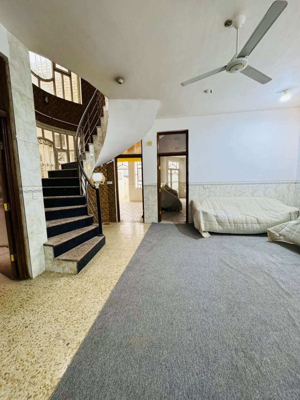 الســـــــــلام عليكــــــــم

دار طابو زراعي للبيع المساحه 275م 
🔵يحتوي على 2 نوم- وصاله -وكليدور  وصحيات - صاله - مع كراج سياره  وحديقه   - 
خدمات 🔵 
 ماء مجاري كهرباء تبليط - 

الموقع 📍 
نادر الثانيه  شارع زين العابدين 

              للاستفسار 
  مراسلة الصفحه او الاتصال على 

للاستفسار عن أي عقار يتم نشرة
      مراسلة الصفحه او الاتصال على 
          *********** - عمار الربيعي 📞 
         *********** - فقار الجنابي 📞
