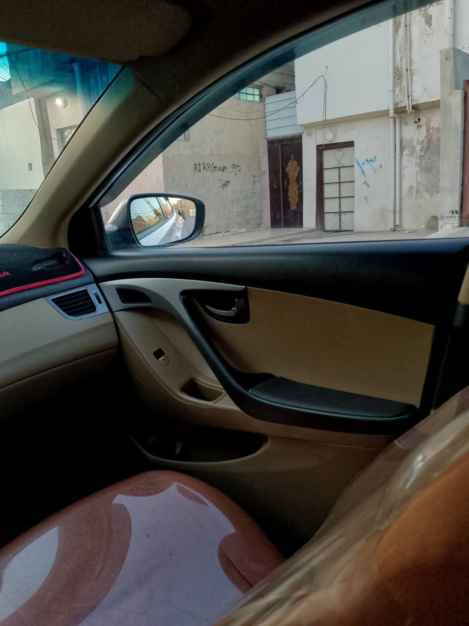 النترا خليجي محرك  1800 دوش مفتوح ضرر جاملغ أمامي جهة السايق بوند مبدل مصبوغ وبيها رصعات باب أمامي وباب خلفي جهة الصدر  تتعدل علبارد شرط التحويل صاحبها الشرعي موصل رقمها اربيل كوبون ورقي وشغال السعر 100 
*********** موصل الأيمن
