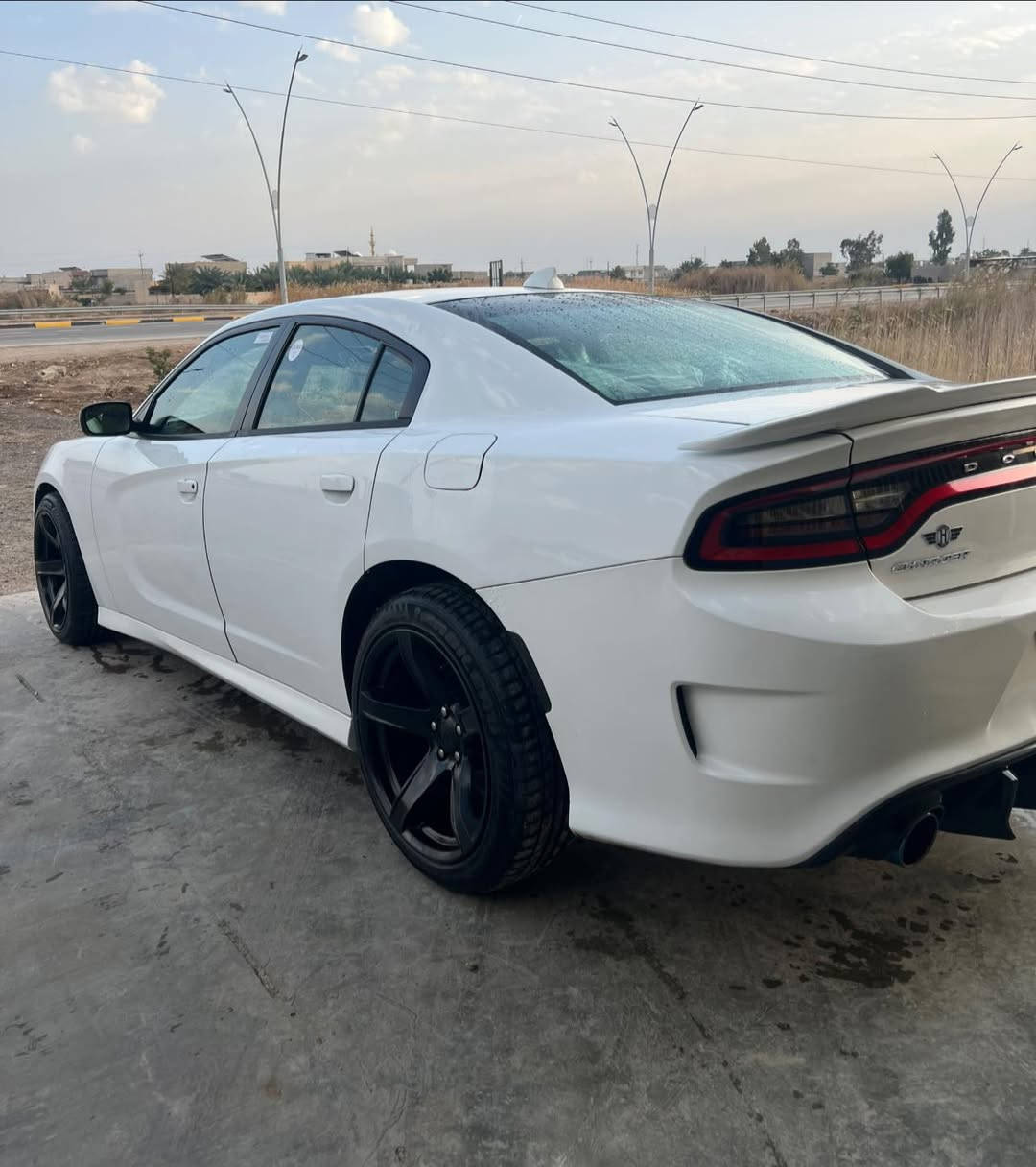 السلام عليكم 
دوج جارجر 2017 Rallyi  
بدون حادث بدون ايرباك كلين تايتل 
بيها كم رصعة  بصندوك خفيفات كلش 
ومكانين بارد السيارة جديدة  كلش 
محرك 6 سلندر 3.6 بأسمي تحويل مباشر 
تويل 
*سستم صوت الباين +دمام خلفي 
*شفتات ستيرن +شاشة جبيرة كاربلاي 
*ليدات زرع متغير بالتلفون + لايت زينون 300$
*كشنات حضن جلد احمر غرفتها جديدة كلش شتغلتها 500$ 
*عليها كت رياضي بنيد فتحة + دعاميات مالSRT 
*ويلات نجمة اصلي 
حدادية تدفئة تبريد بلكات ونوزلات كلة جديد 
السعر 207 وبيها مجال 
العنوان ديالى بعقوبة 
***********
