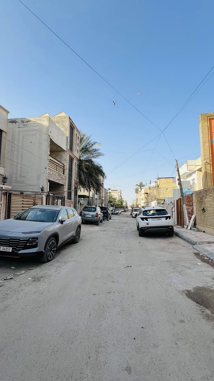 دار للبيع نظيف المساحة 150 متر الواجهة 7،50
في حي القاهرة الثانية يحتوي العقار على صالة مطبخ

 استقبال 5 غرف نوم سويت للاستفسار اكثر

 ***********

موقع المكتب : شارع فلسطين حي المستنصرية بناية فرمان 

#مكتب_الودق_للعقار
